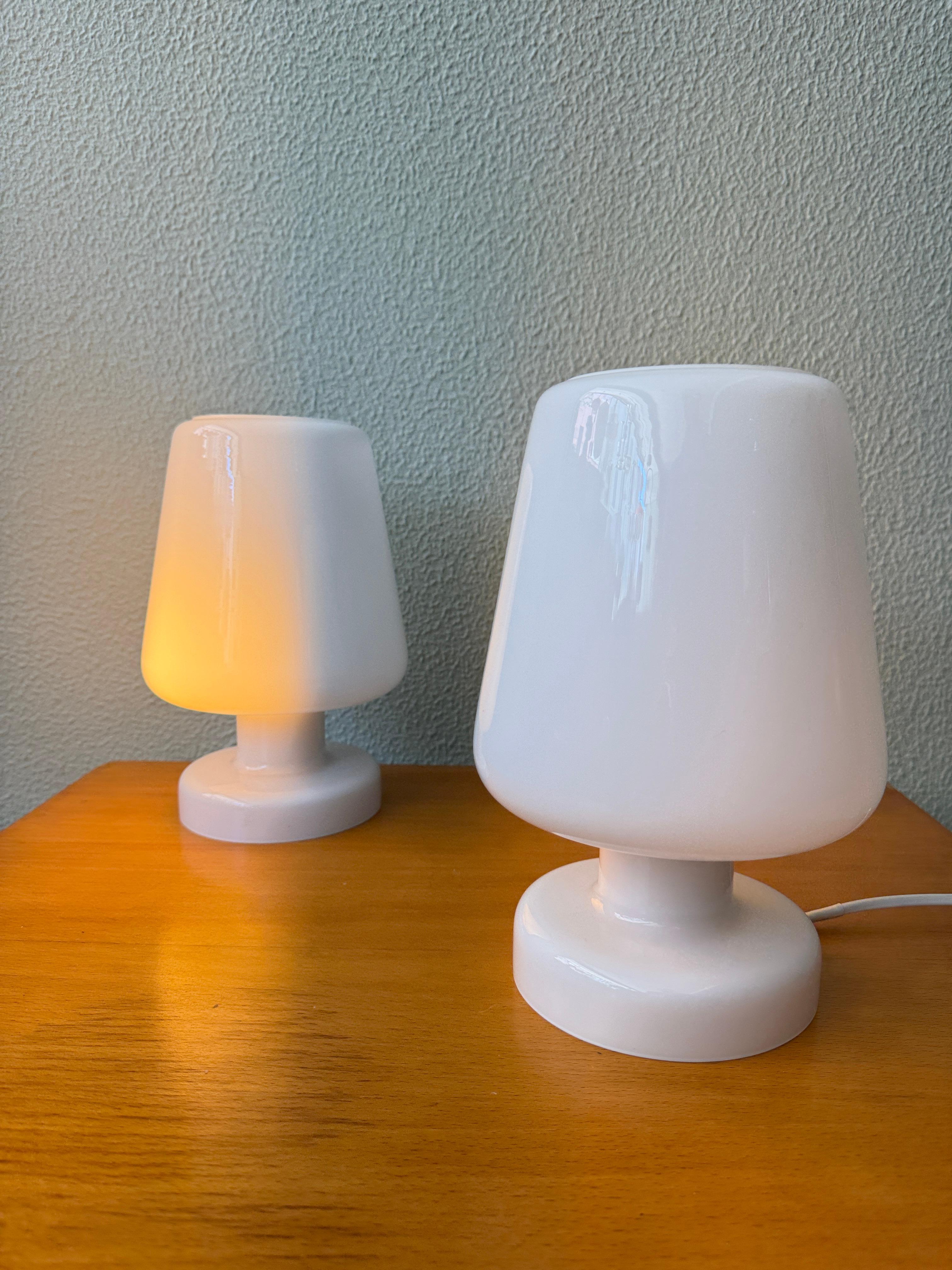 Paire de lampes de table IKEA GULDLÖK en verre opalin blanc, design scandinave Excellent état - En vente à Lisboa, PT