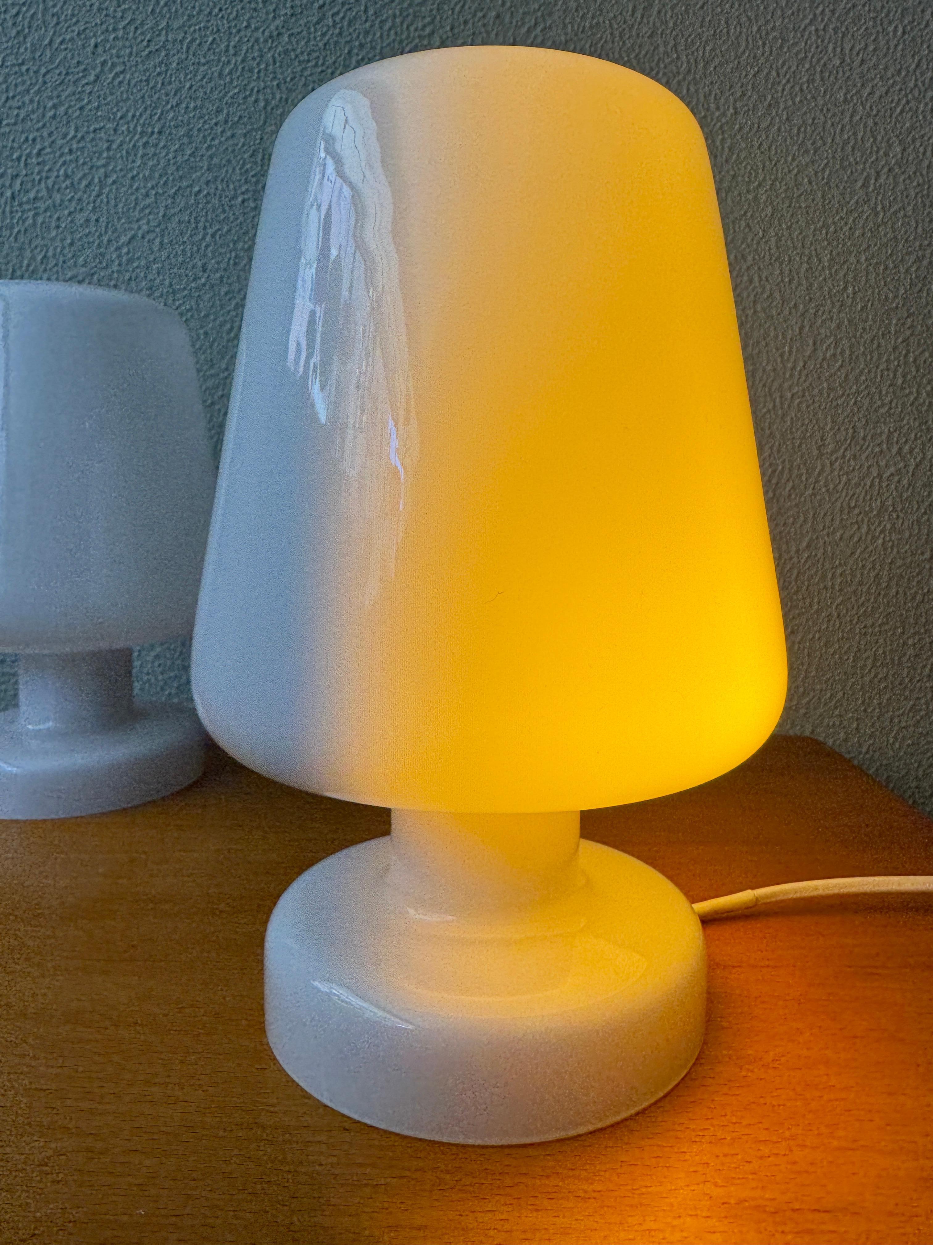 Verre opalin Paire de lampes de table IKEA GULDLÖK en verre opalin blanc, design scandinave en vente