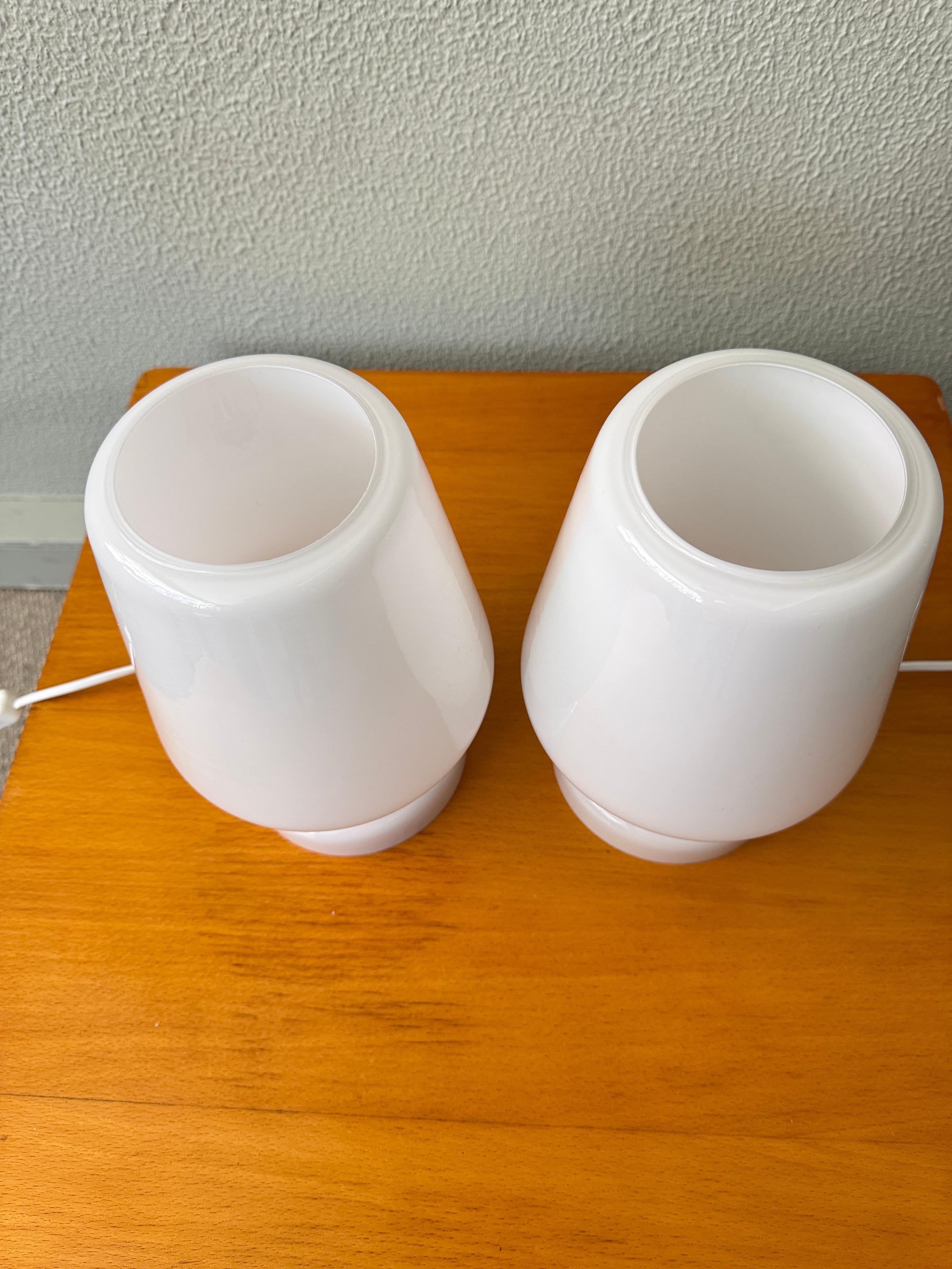 Paire de lampes de table IKEA GULDLÖK en verre opalin blanc, design scandinave en vente 1