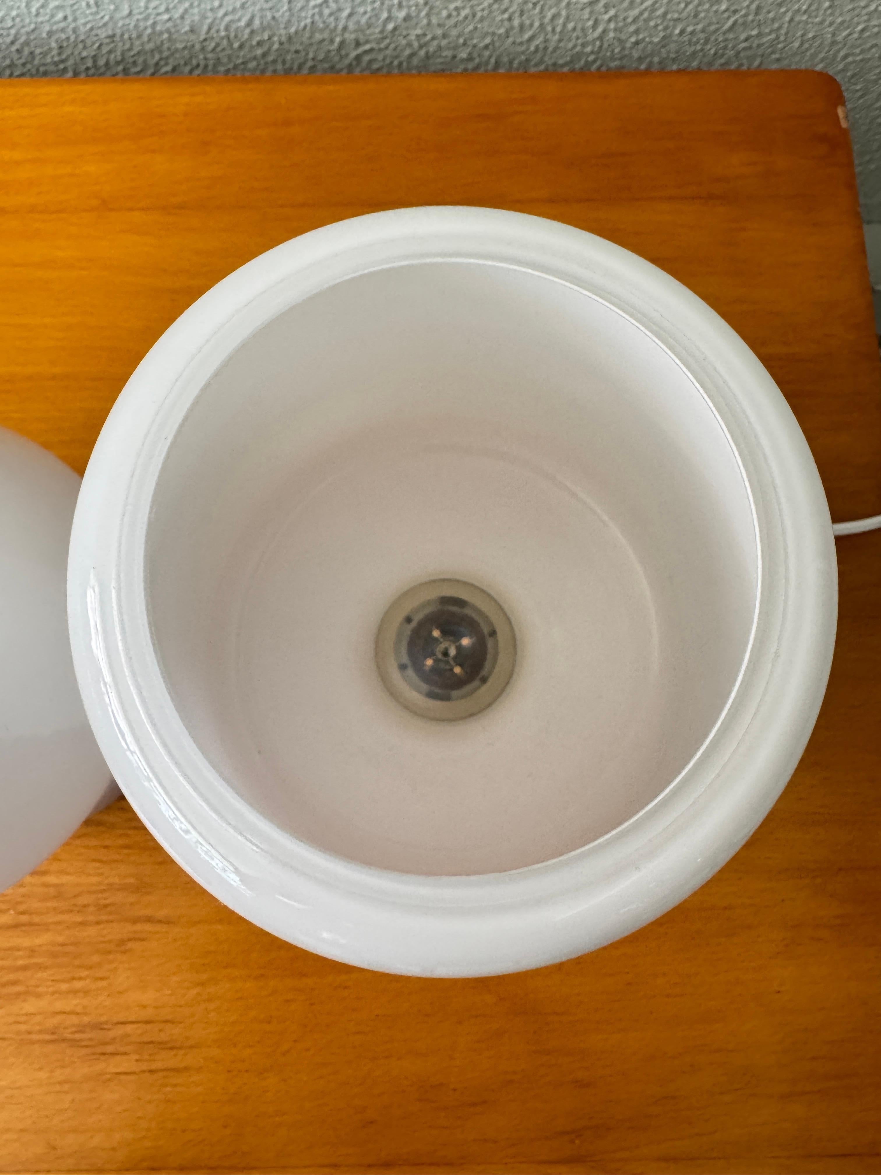 Paire de lampes de table IKEA GULDLÖK en verre opalin blanc, design scandinave en vente 2
