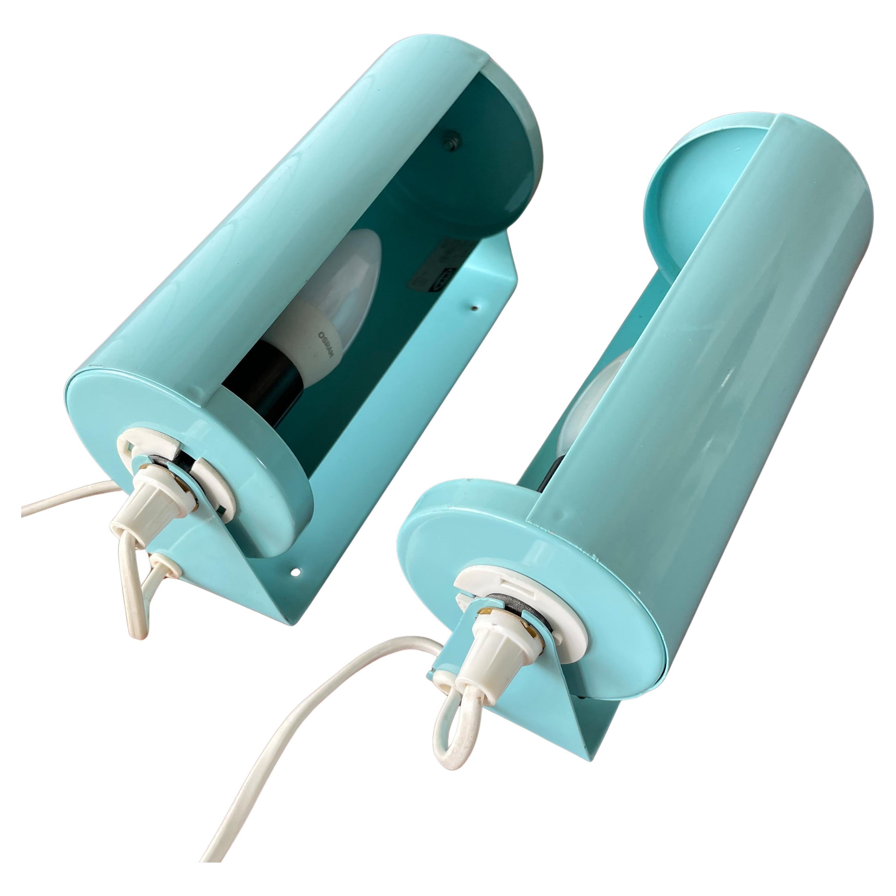 Paire d'appliques IKEA 'Lod'. Abat-jour cylindrique réglable en métal avec plaque de support mural en métal plié dans une belle couleur bleu œuf de canard. Modèle V413. Douille E14 en bakélite. Interrupteur marche/arrêt au milieu du câble. Peut être