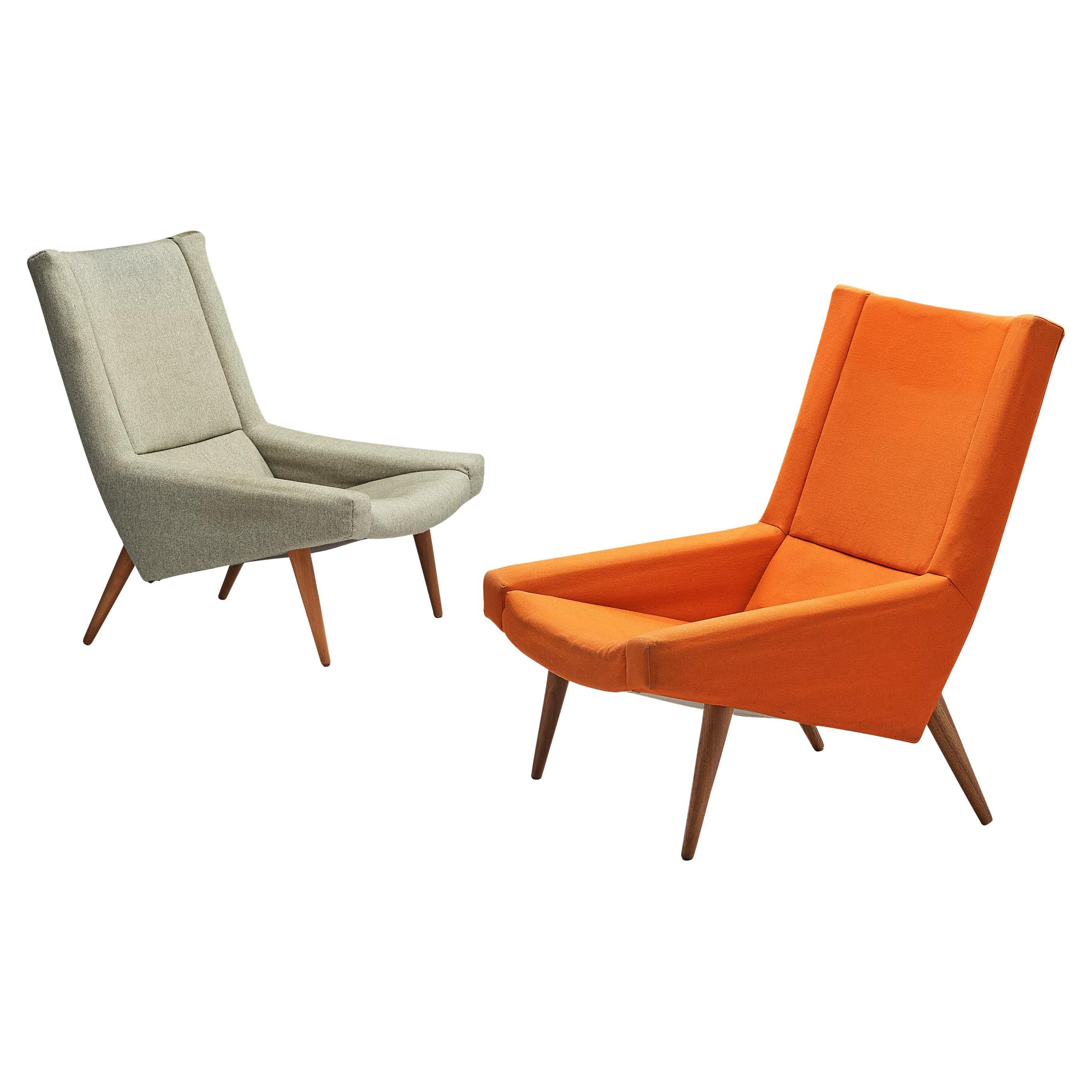 Illum Wikkelsø Paar Loungesessel aus Teakholz und grau-orangefarbener Polsterung 
