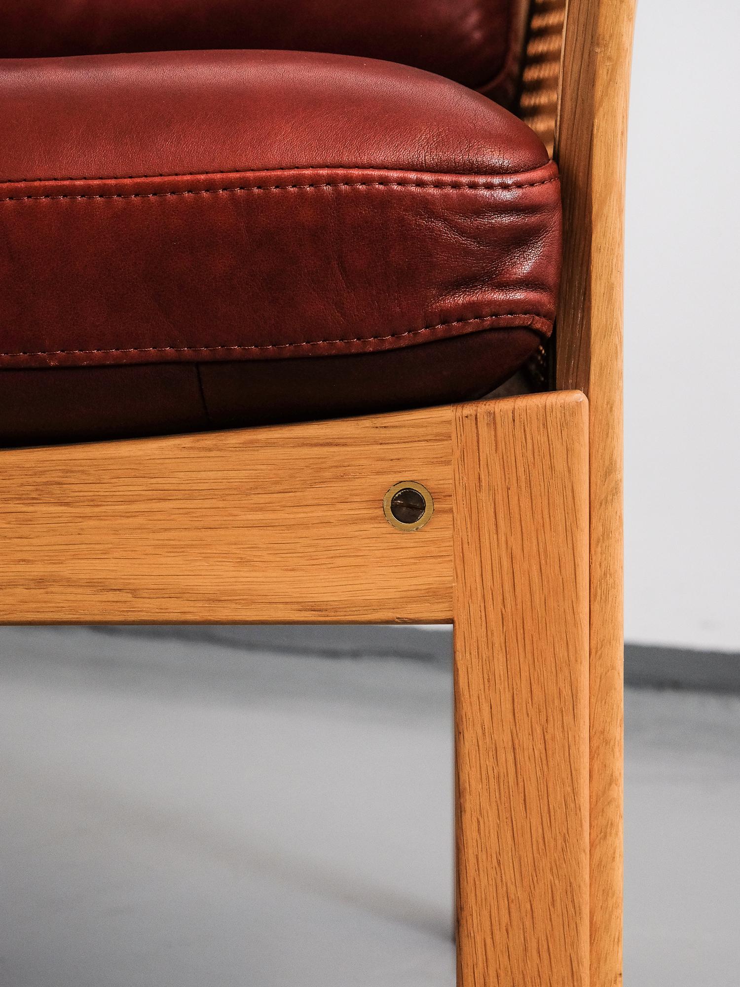 Pair of Illum Wikkelsø 'Plexus' Easy Chairs in Oak and Coqnac Leather, 1960s In Excellent Condition In Karis, Nyland