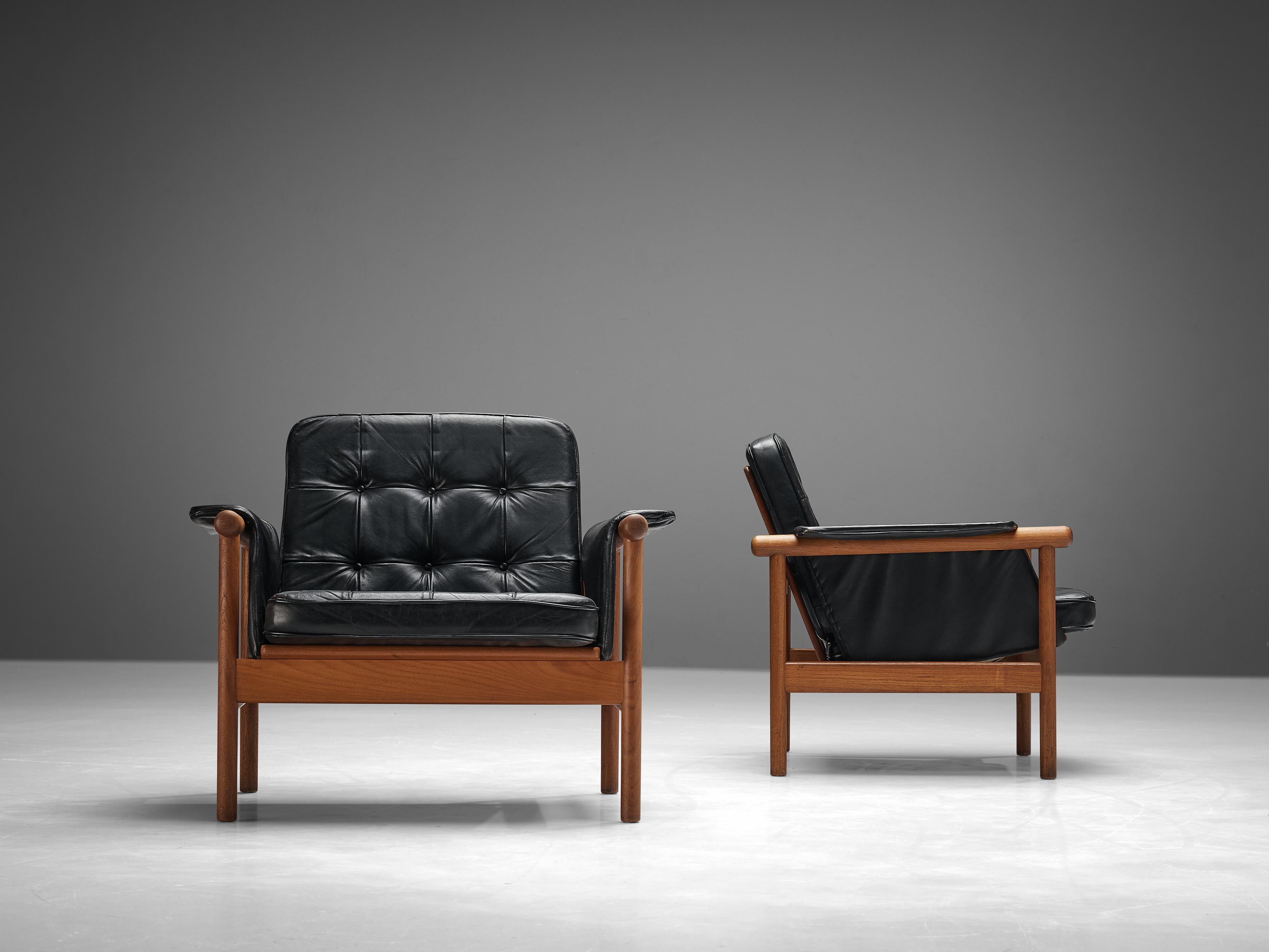 Illum Wikkelsø Pair of 'Wiki' Lounge Chairs in Teak and Black Leather In Good Condition In Waalwijk, NL