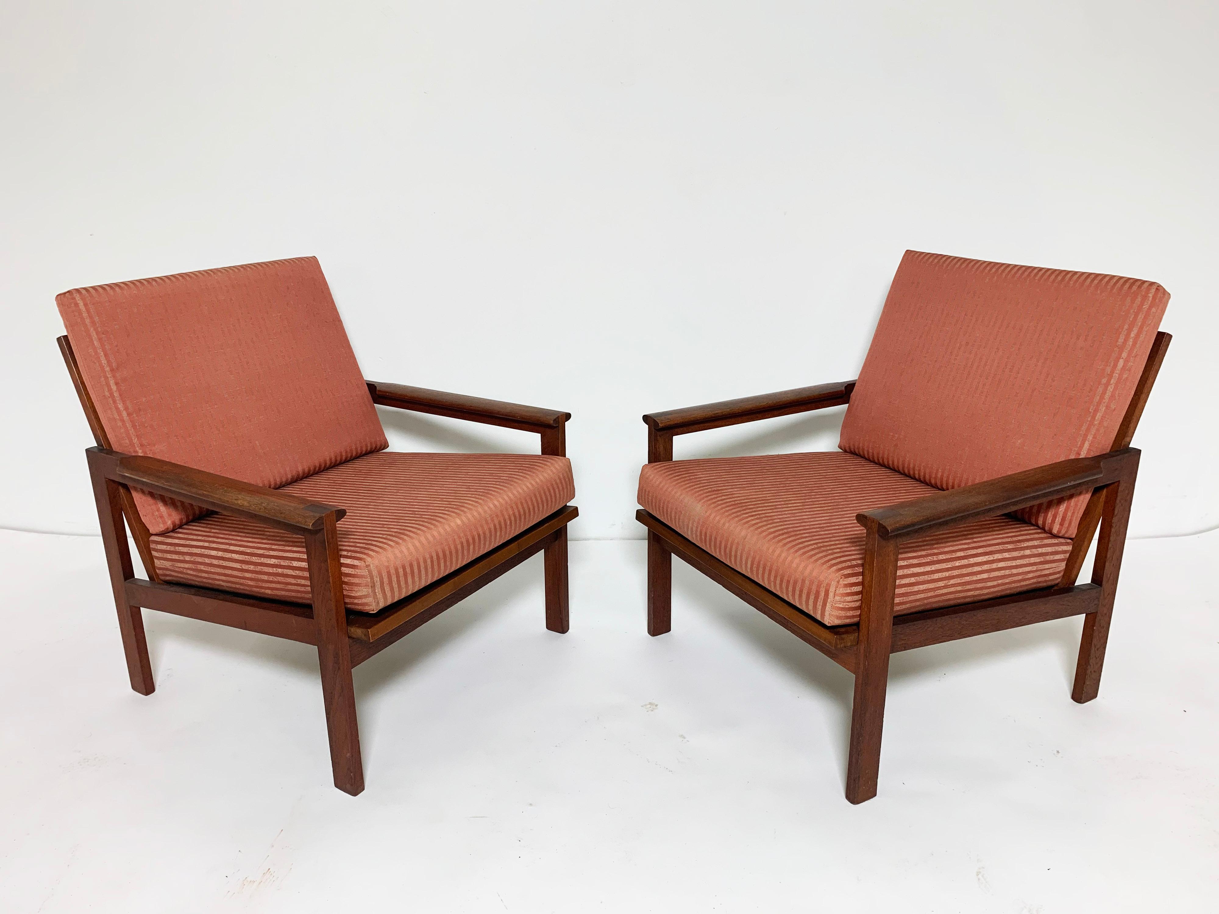 Pair of Danish teak lounge chairs by Illum Wilkkelso for Niels Eilersen, ca. 1960s.