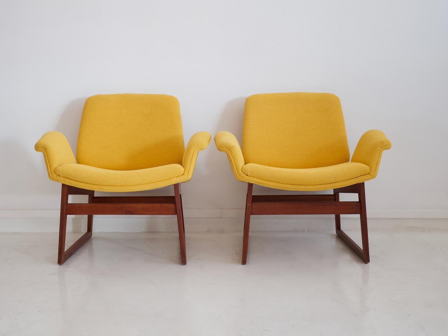 Pair of armchairs with teak structure and fabric covers designed by Illum Wikkelsø. Produced by Arflex in Italy, circa 1960.