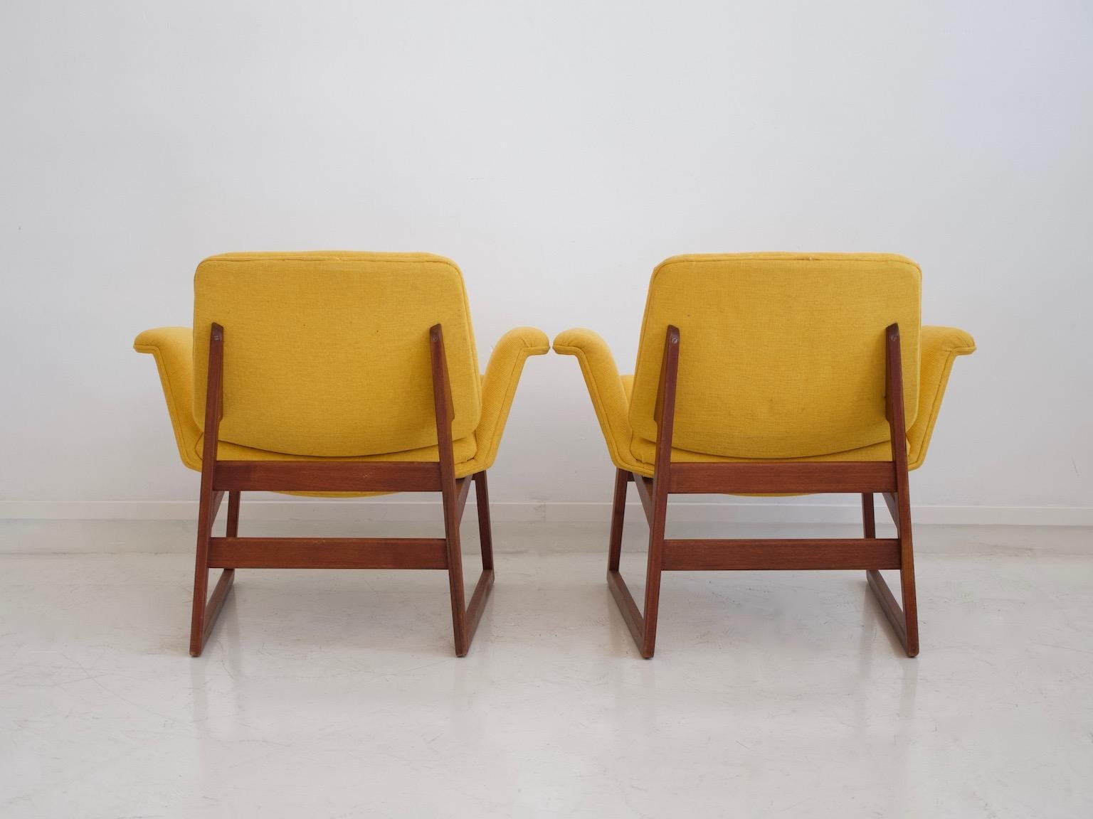 Pair of Illum Wikkelso Wooden Armchairs with Yellow Covers In Good Condition In Madrid, ES