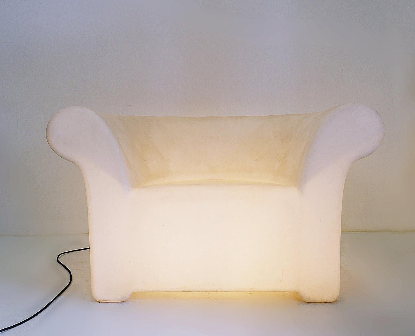Designer italiani: Matteo Bazzicalupo e Raffaella Mangiarotti.
Una poltrona ispirata all'originale poltrona inglese nota per il suo effetto pad, questa versione è illuminata e aggiunge un'atmosfera divertente alle stanze o alle strutture