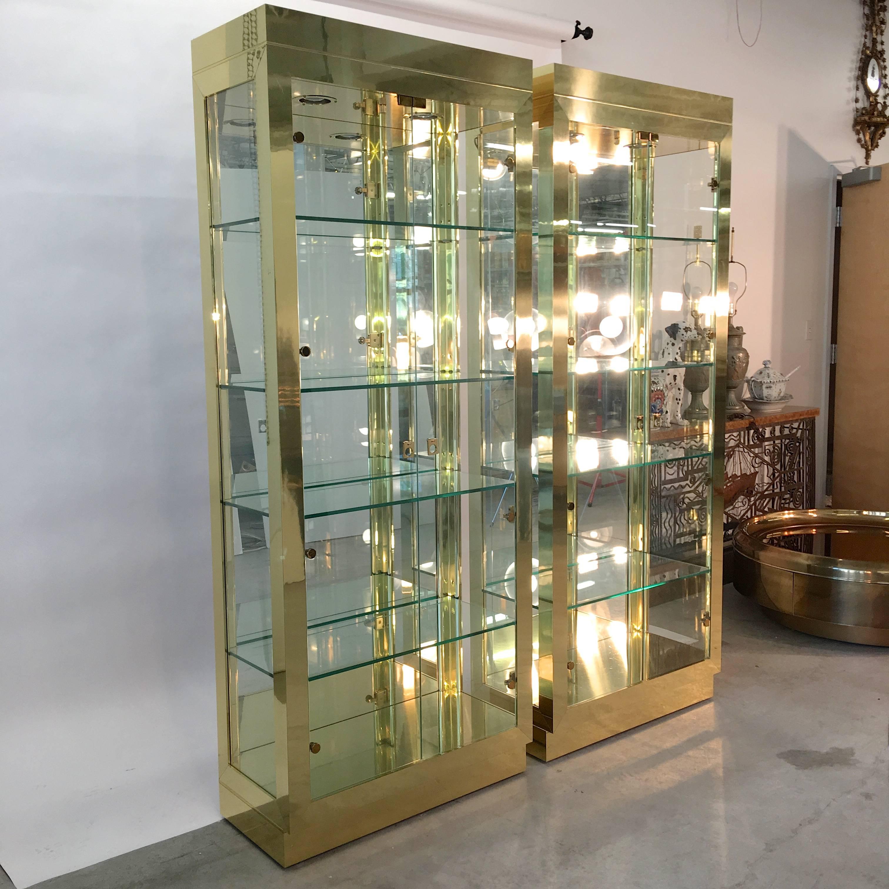 Pair of Illuminated Polished Brass Vitrines In Excellent Condition In Hanover, MA