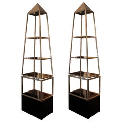 Pareja de estanterías luminosas en forma de pirámide, Maison Jansen, hacia 1970