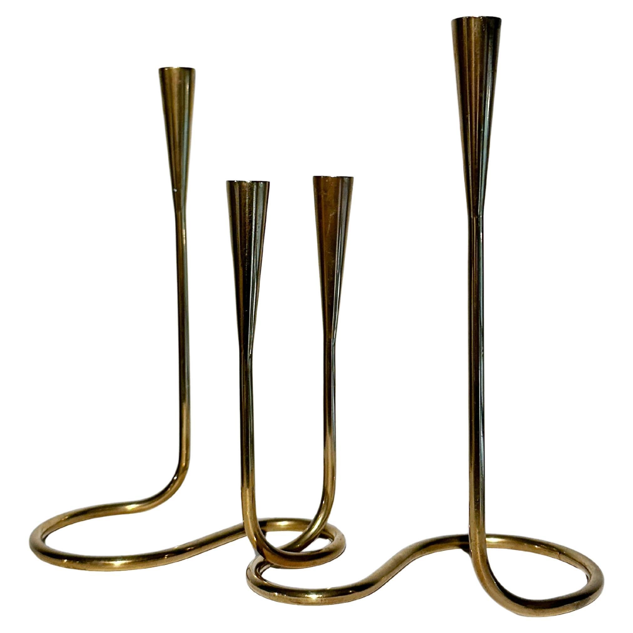 Paire de chandeliers Illums Bolighus en laiton avec bougeoir en serpentin Danemark années 1950 en vente
