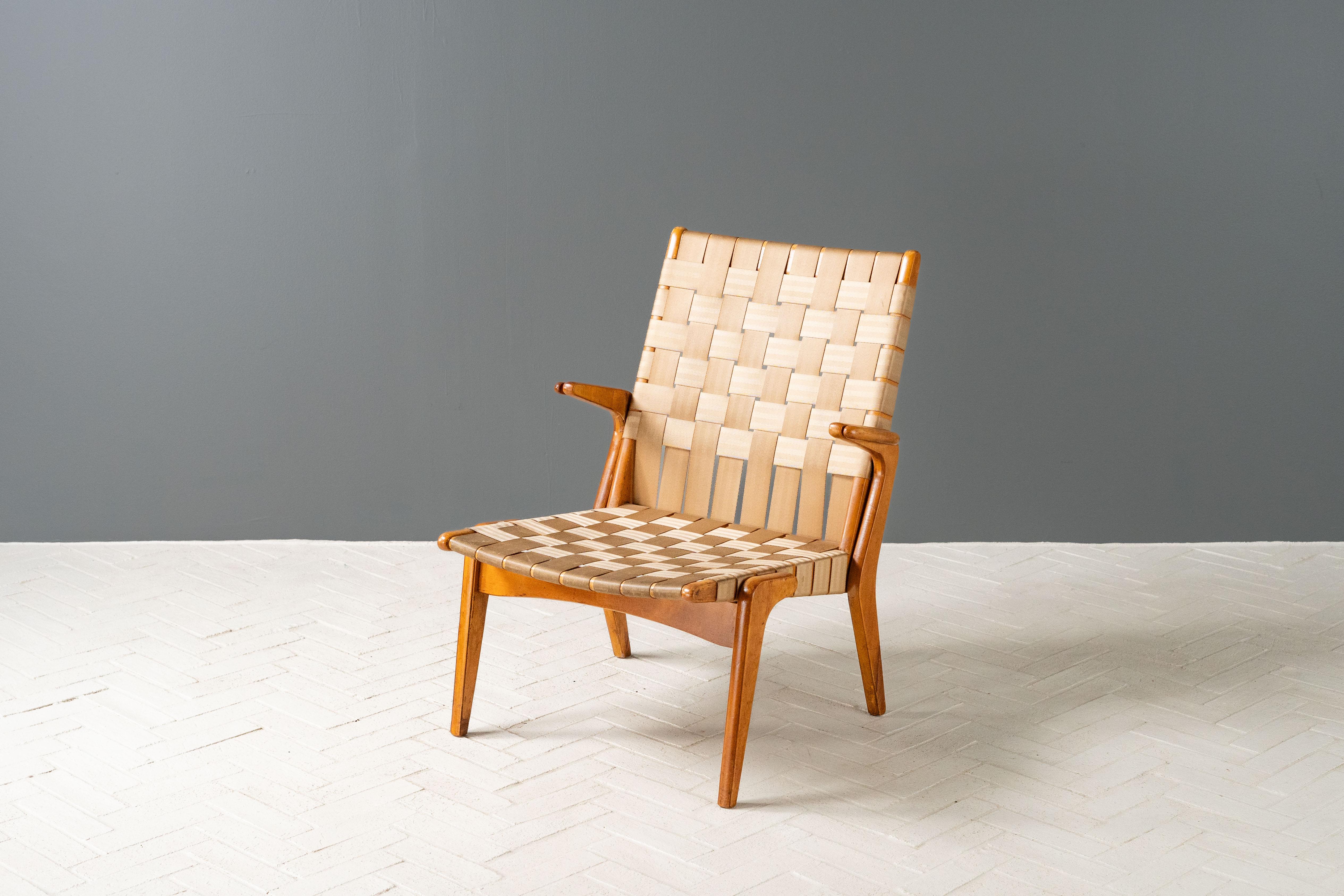 Finnland, ca. 1950er Jahre. Ein seltenes Paar Colette Lounge Chairs von Ilmari Tapiovaara für Asko. Jedes Modell hat einen stromlinienförmigen Rahmen aus Birkenholz mit ausladenden Armen und ausgestellten Beinen. Rückenlehne und Sitzfläche sind mit