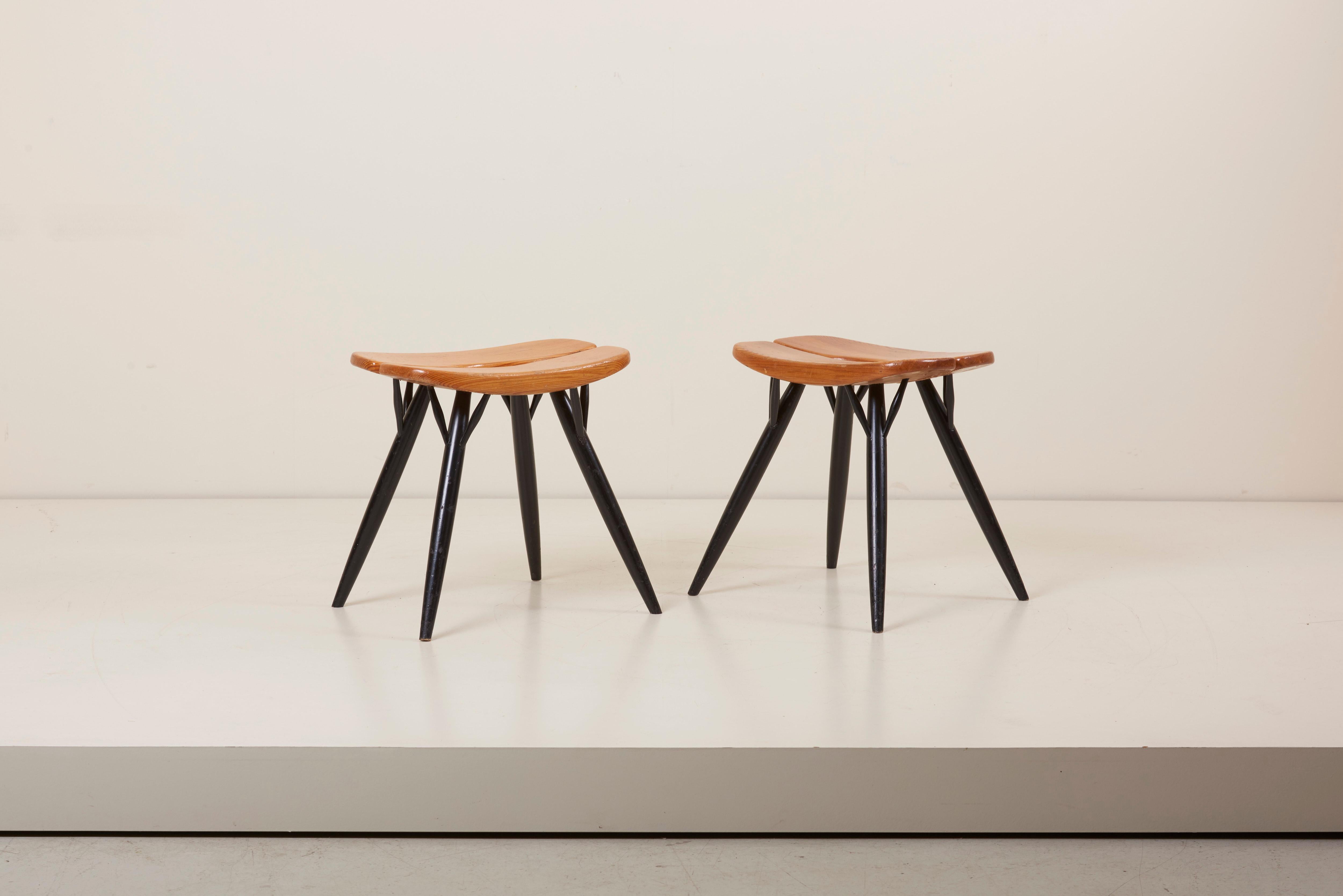 Ilmari Tapiovaara designed the Pirkka stool in the 1950s. The black legs and seats in pine result in a timeless finnish design. This Pirkka stools are made by Laukaan Puu in the 1950s.
