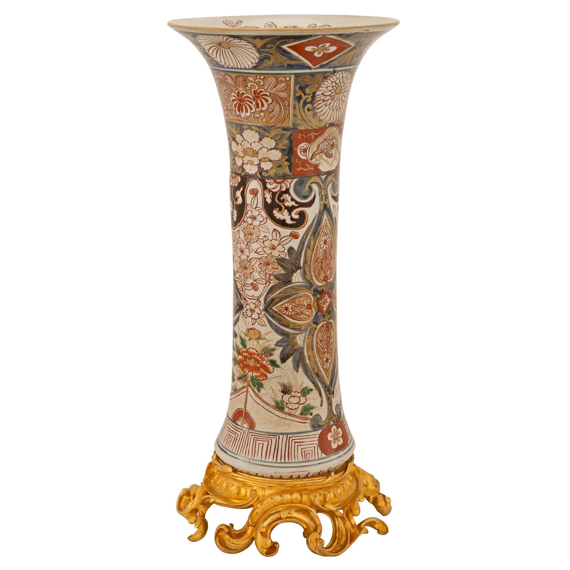 Ein schönes und großes Paar Imari-Urnen aus dem frühen 19. Jahrhundert, montiert auf französischen Ormolu-Sockeln aus dem Louis XV. Jede beeindruckende Vase wird von schönen, reich ziselierten, durchbrochenen Ormolu-Beschlägen mit schönen,