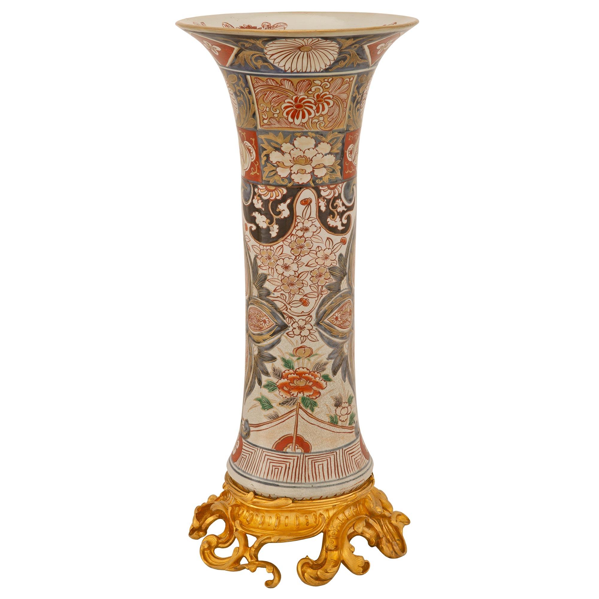 Paar Vasen aus Imari Porcelain und französischem Ormolu aus dem 19. Jahrhundert im Stil Louis XV (Louis XV.) im Angebot