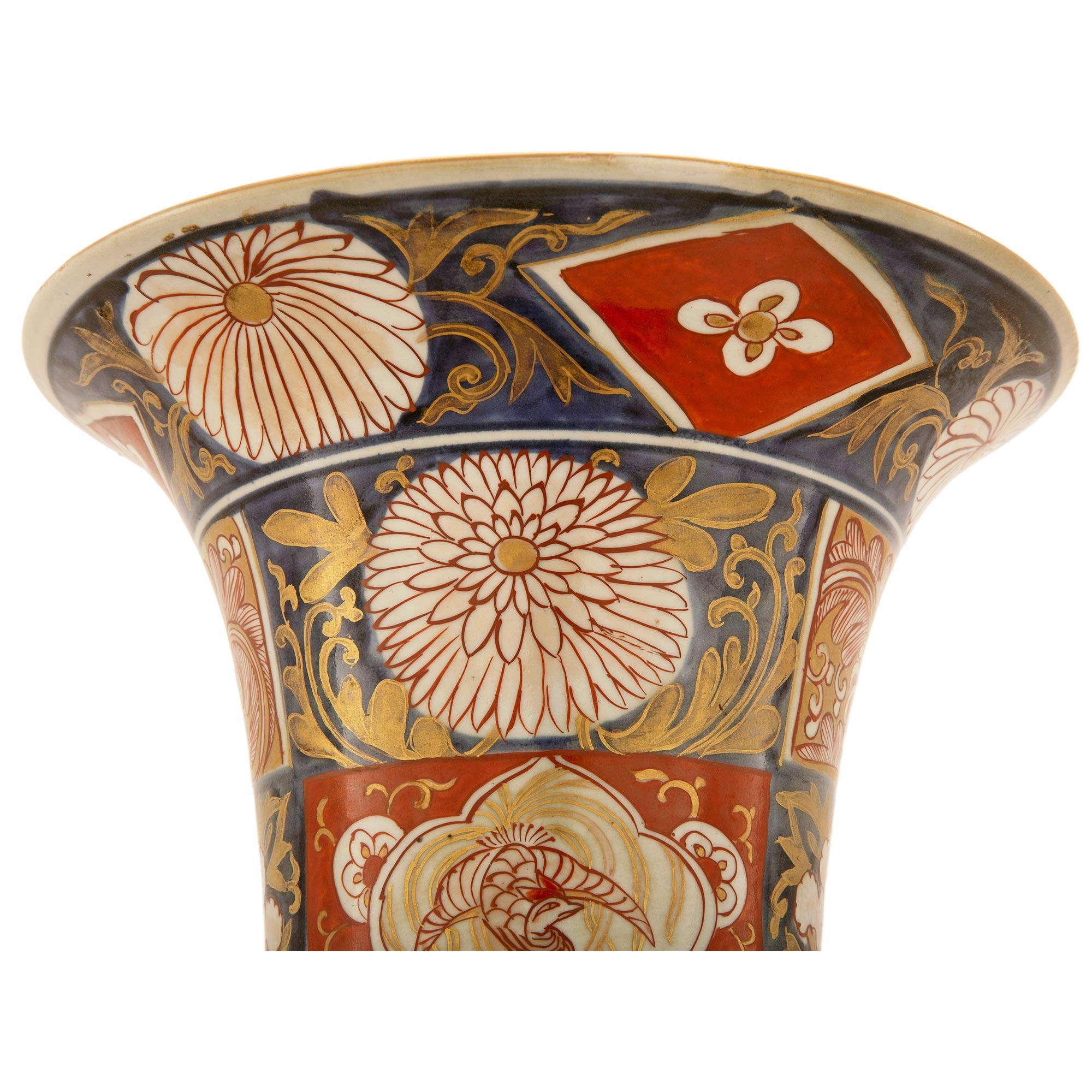 Paar Vasen aus Imari Porcelain und französischem Ormolu aus dem 19. Jahrhundert im Stil Louis XV (Französisch) im Angebot