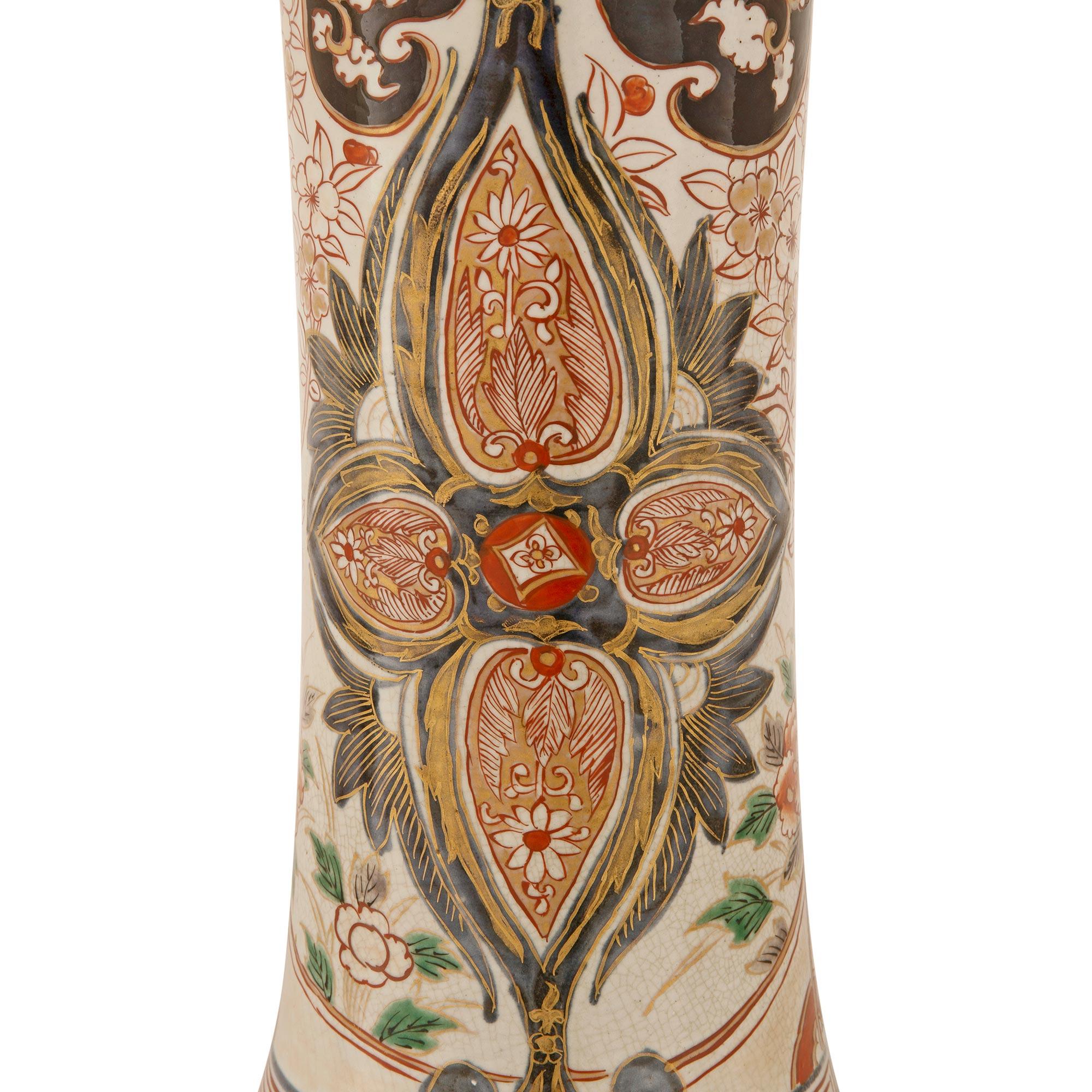 Paar Vasen aus Imari Porcelain und französischem Ormolu aus dem 19. Jahrhundert im Stil Louis XV im Zustand „Gut“ im Angebot in West Palm Beach, FL
