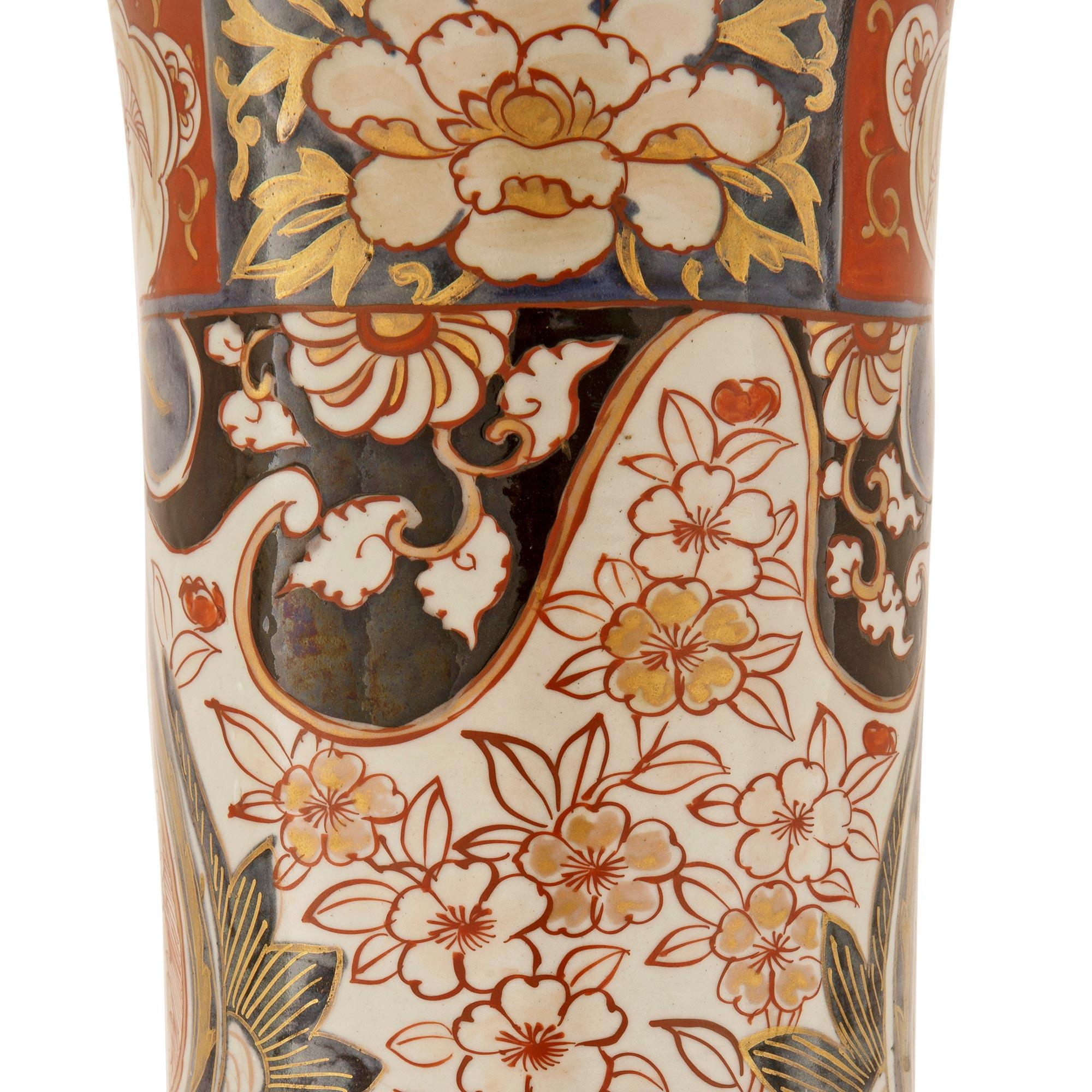 Paar Vasen aus Imari Porcelain und französischem Ormolu aus dem 19. Jahrhundert im Stil Louis XV (Porzellan) im Angebot