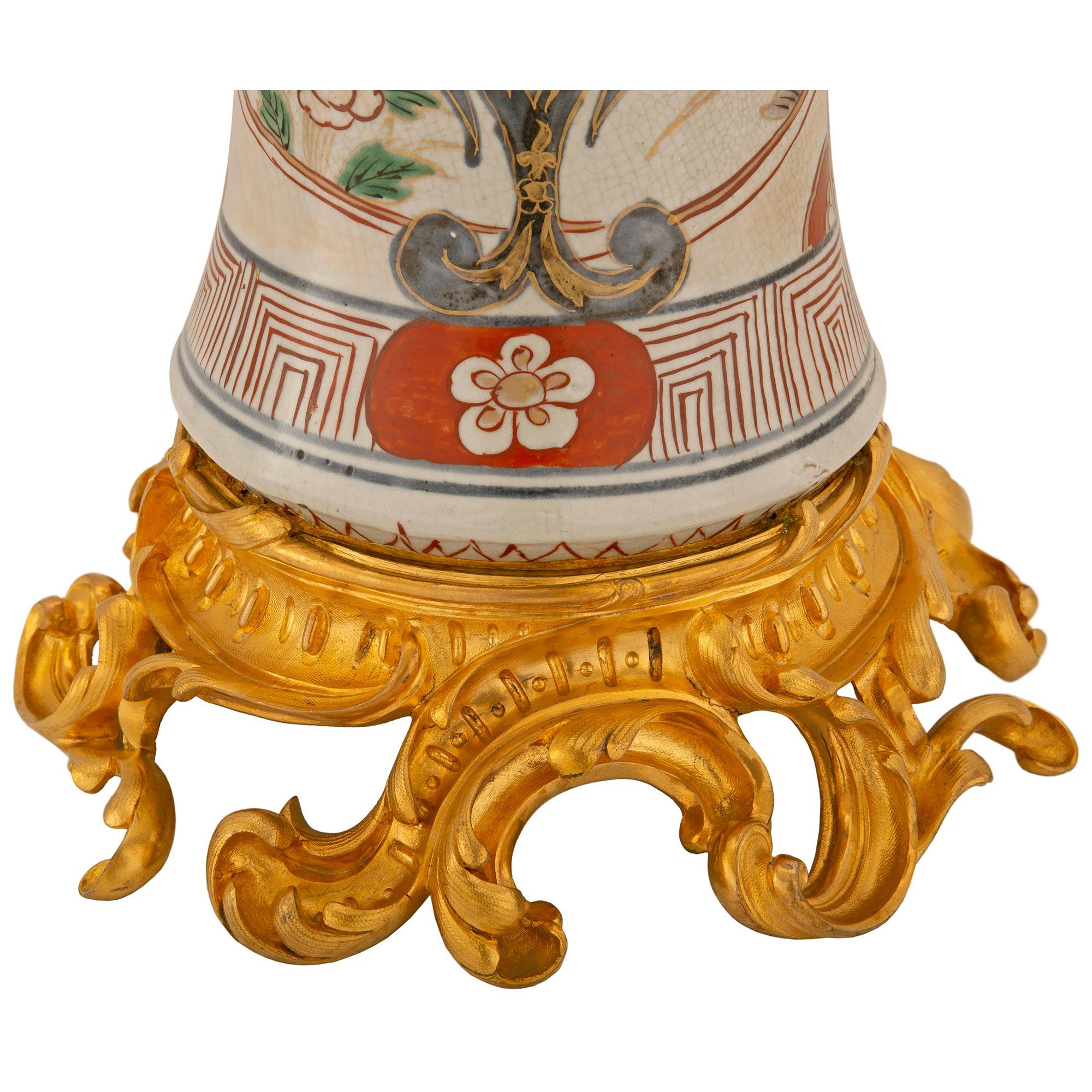 Paar Vasen aus Imari Porcelain und französischem Ormolu aus dem 19. Jahrhundert im Stil Louis XV im Angebot 1