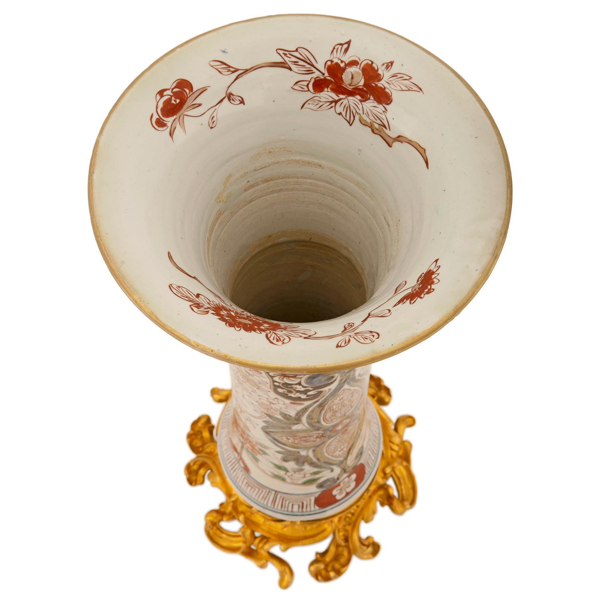 Paar Vasen aus Imari Porcelain und französischem Ormolu aus dem 19. Jahrhundert im Stil Louis XV im Angebot 2