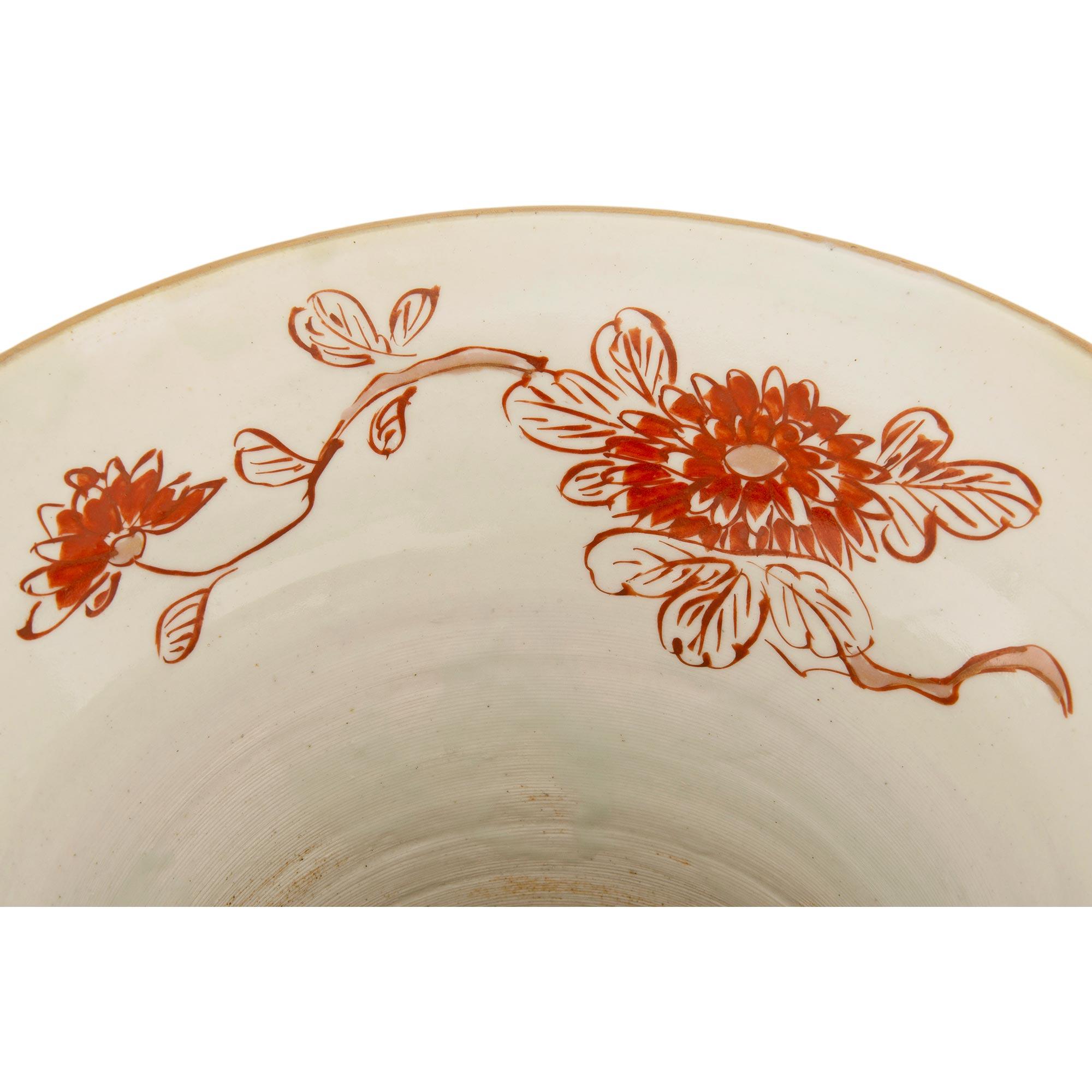 Paar Vasen aus Imari Porcelain und französischem Ormolu aus dem 19. Jahrhundert im Stil Louis XV im Angebot 3