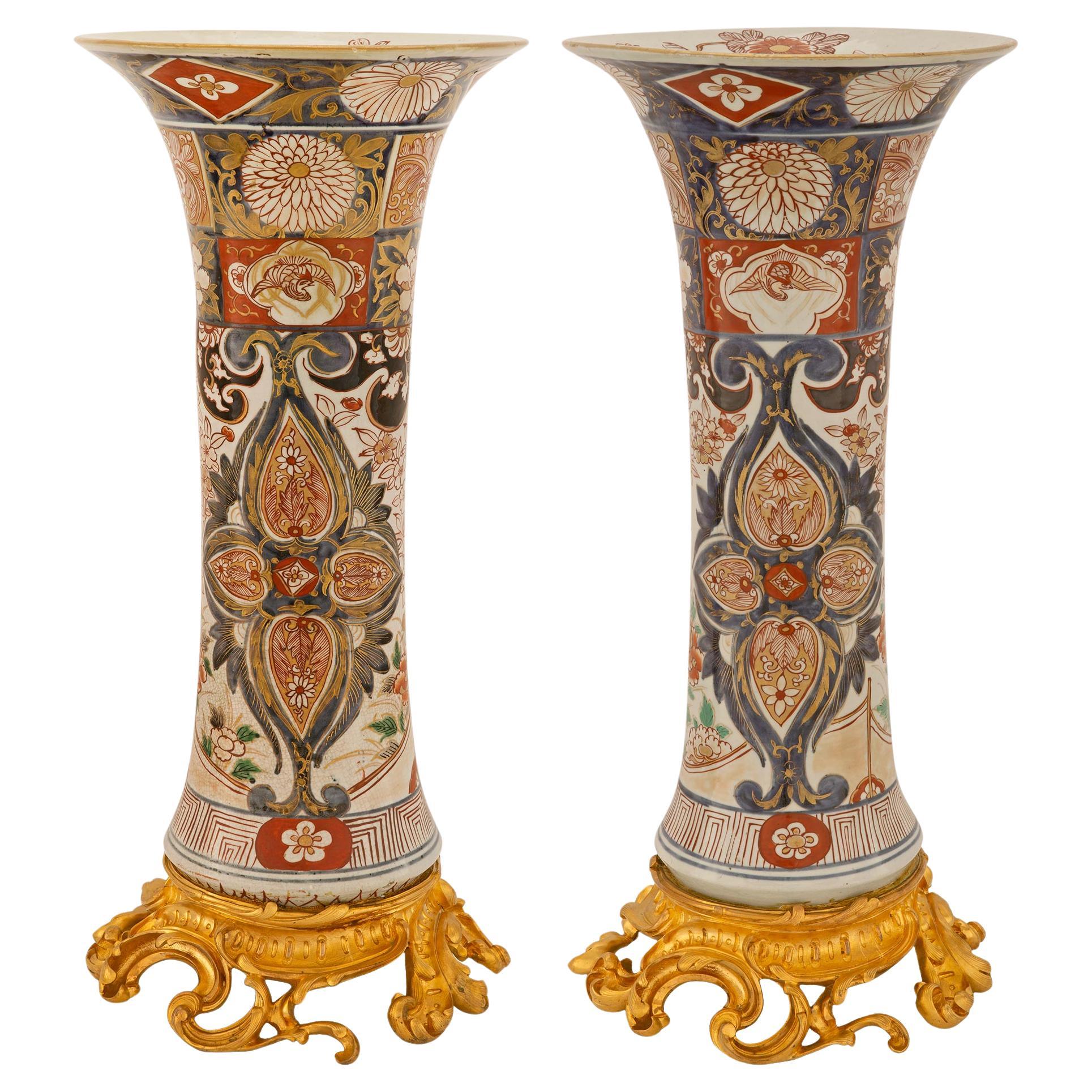 Paire de vases en porcelaine Imari et en bronze doré Louis XV du XIXe siècle