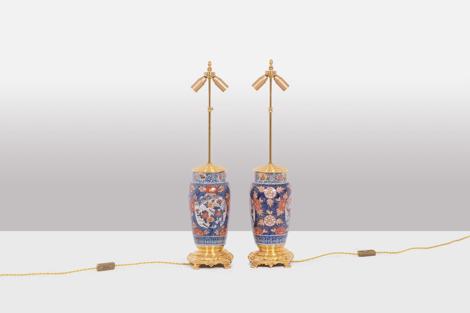 Pair of lamps in Imari porcelain and gilded bronze, decorated with flowers, the base decorated with cartouches and quadripod shape, the top of the frame decorated with concentric circles.

French work realized circa 1880.

Dimensions: H 57 x D 15