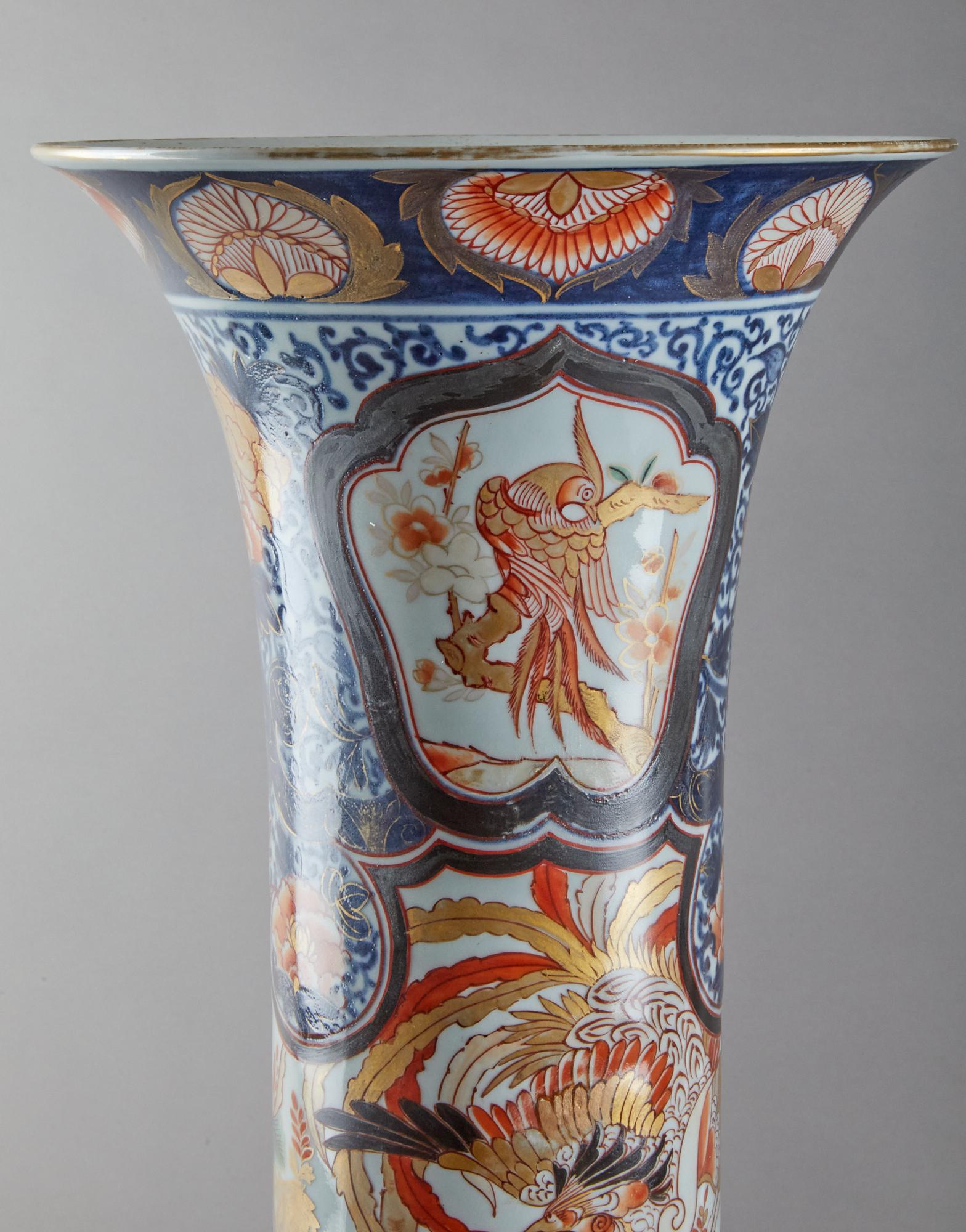 con soporte de madera elegantemente tallada. Diseños con motivos florales y pájaros.