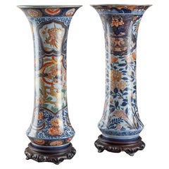 Paire de vases à manches Imari
