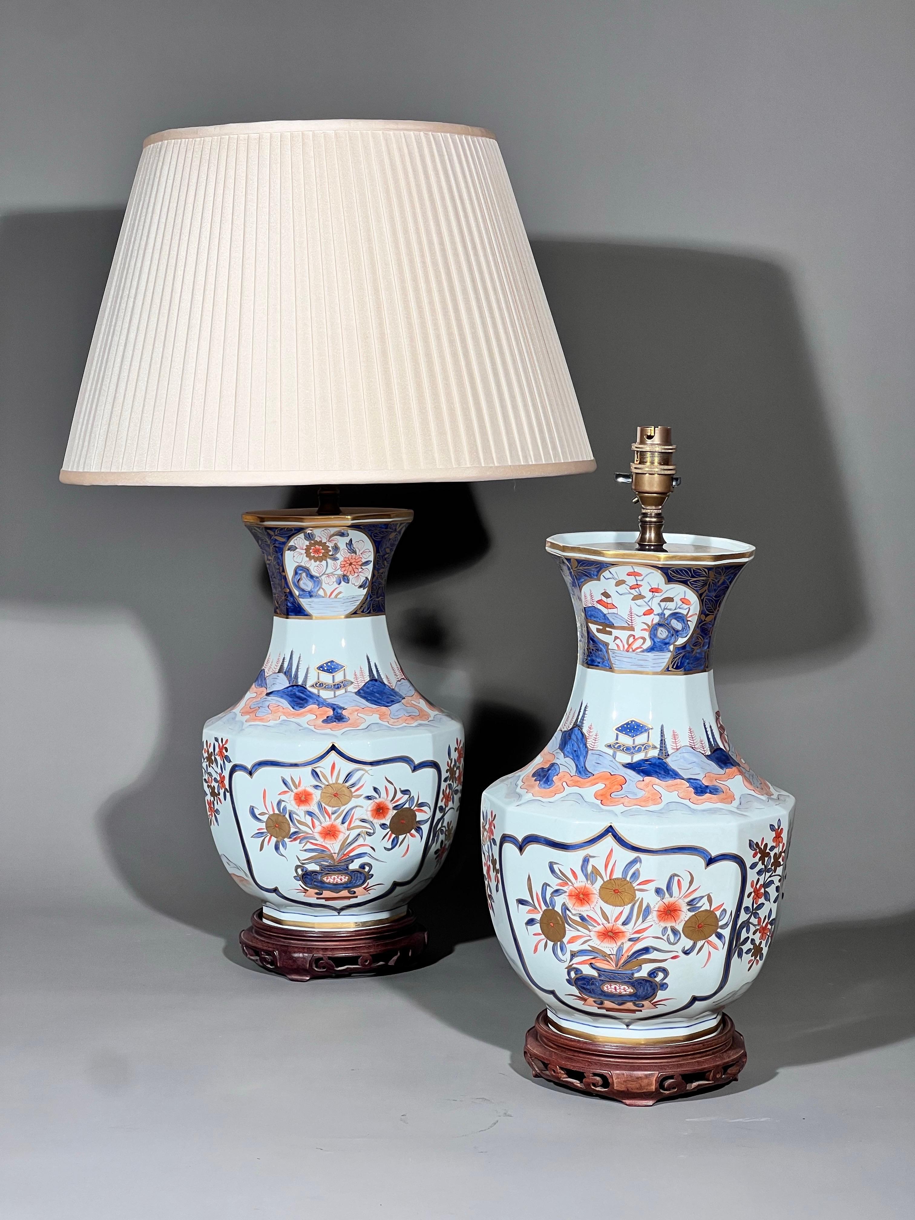 Ein hervorragendes Paar Imari-Vasenlampen. Schöne leuchtende Farben und Vergoldung. Frankreich, Anfang bis Mitte des 20. Jahrhunderts. 

Warum wir sie mögen

Sehr dekorativ, hervorragende Qualität und Zustand, großartiger Maßstab und