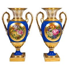 Ein Paar kaiserliche Wiener Amphorenvasen, reichhaltiges Blumenstraußgemälde, Leopold Lieb 1828