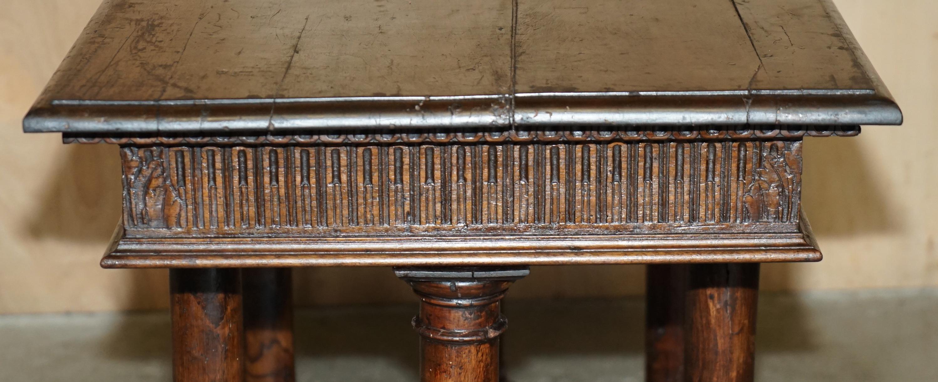 PAIRE D'IMPORTANTES TABLES DE SERVIETTE RENAISSANCE FRANÇAISE DU 17e SIÈCLE NON RESTAURÉES en vente 4