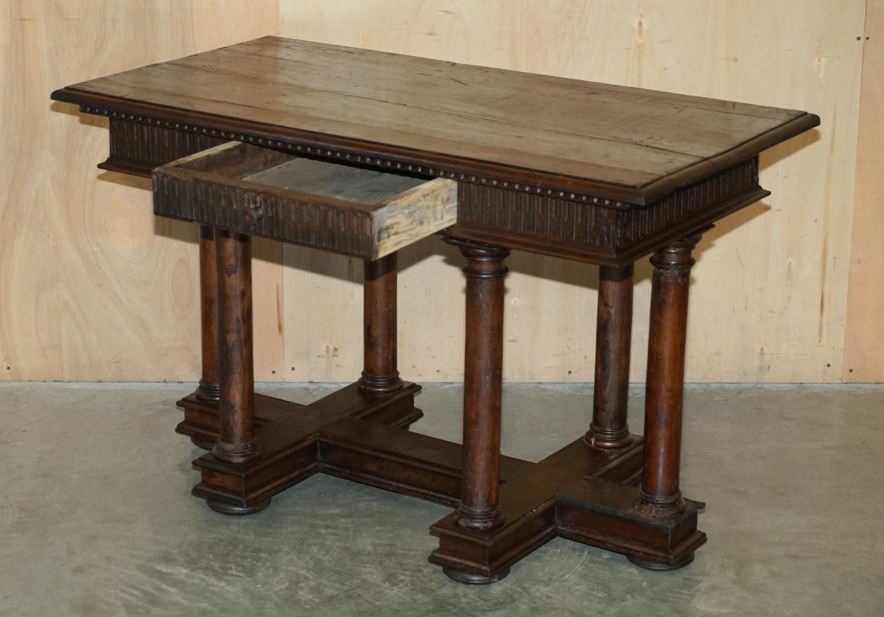 PAIRE D'IMPORTANTES TABLES DE SERVIETTE RENAISSANCE FRANÇAISE DU 17e SIÈCLE NON RESTAURÉES en vente 7