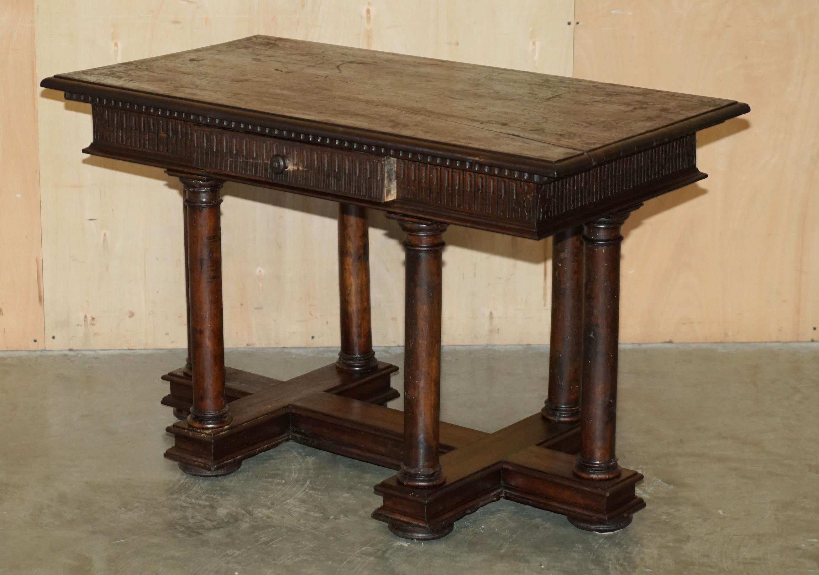PAIRE D'IMPORTANTES TABLES DE SERVIETTE RENAISSANCE FRANÇAISE DU 17e SIÈCLE NON RESTAURÉES en vente 8