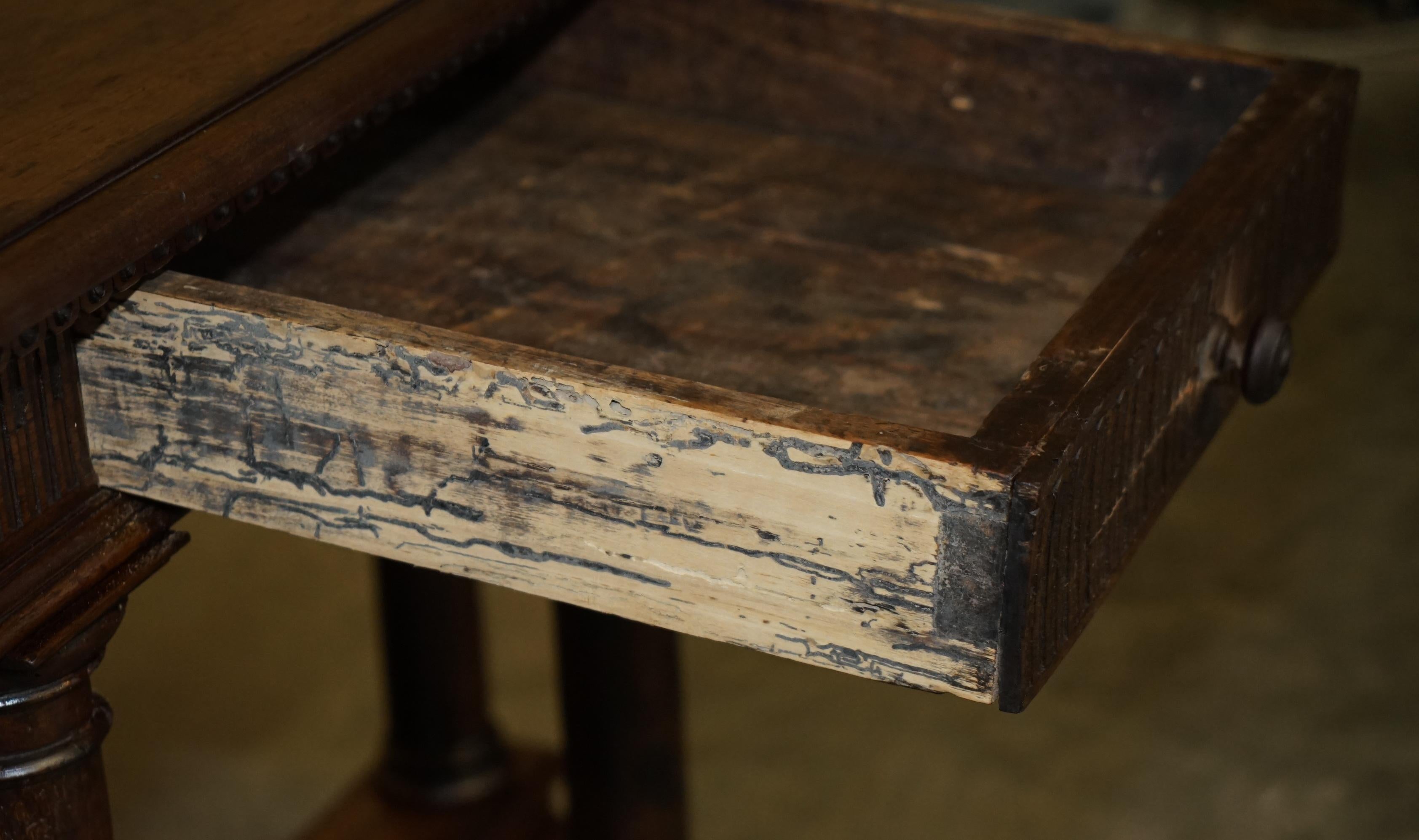 PAIRE D'IMPORTANTES TABLES DE SERVIETTE RENAISSANCE FRANÇAISE DU 17e SIÈCLE NON RESTAURÉES en vente 11