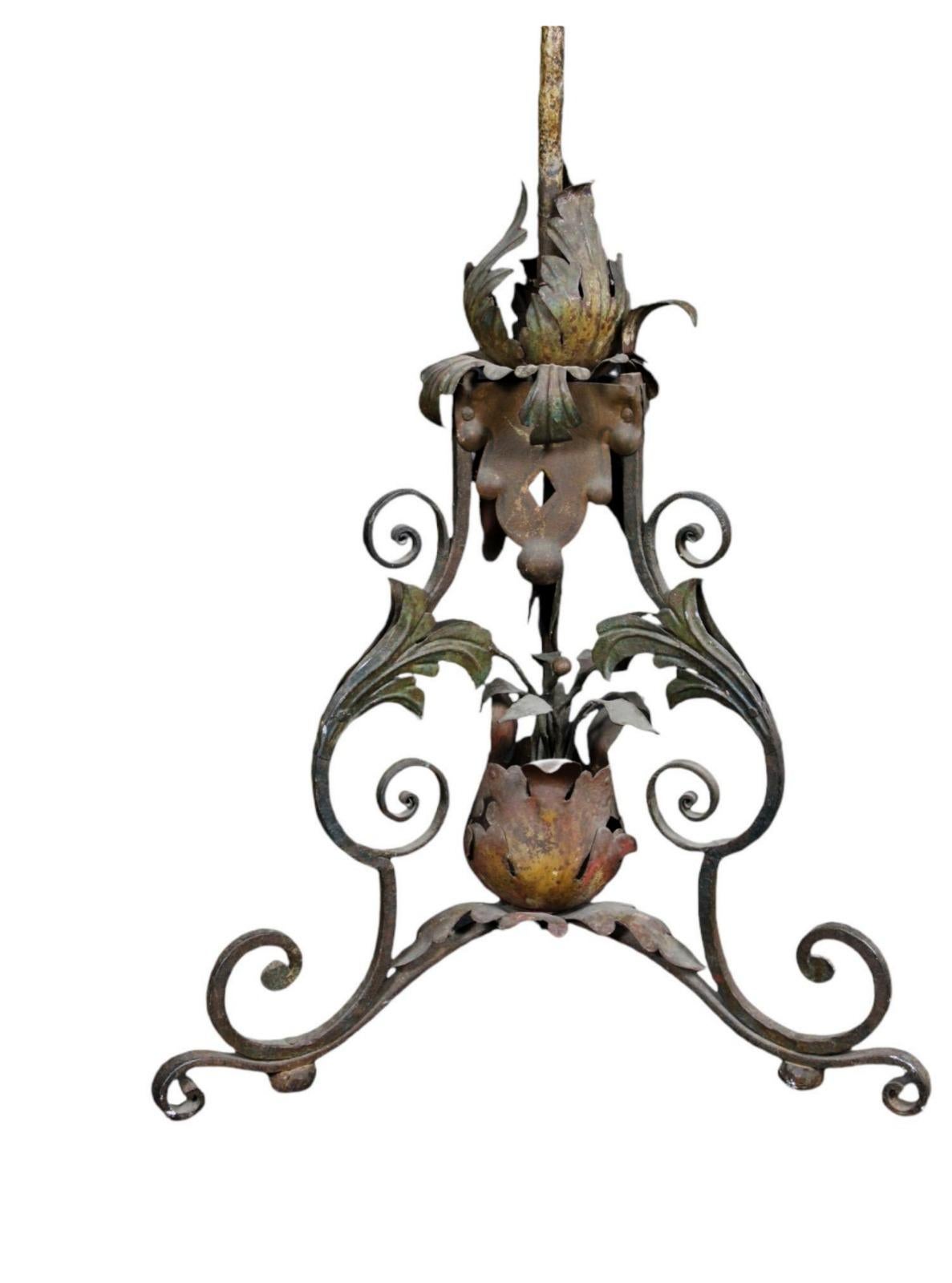 Pärchen bedeutender venezianischer Zangen aus dem 17.

aus bemaltem Eisen, verziert mit polychromen Eisenblättern und Blumen von venezianischen Handwerkern des 17.
 H 190 x 58 cm
gute Bedingungen