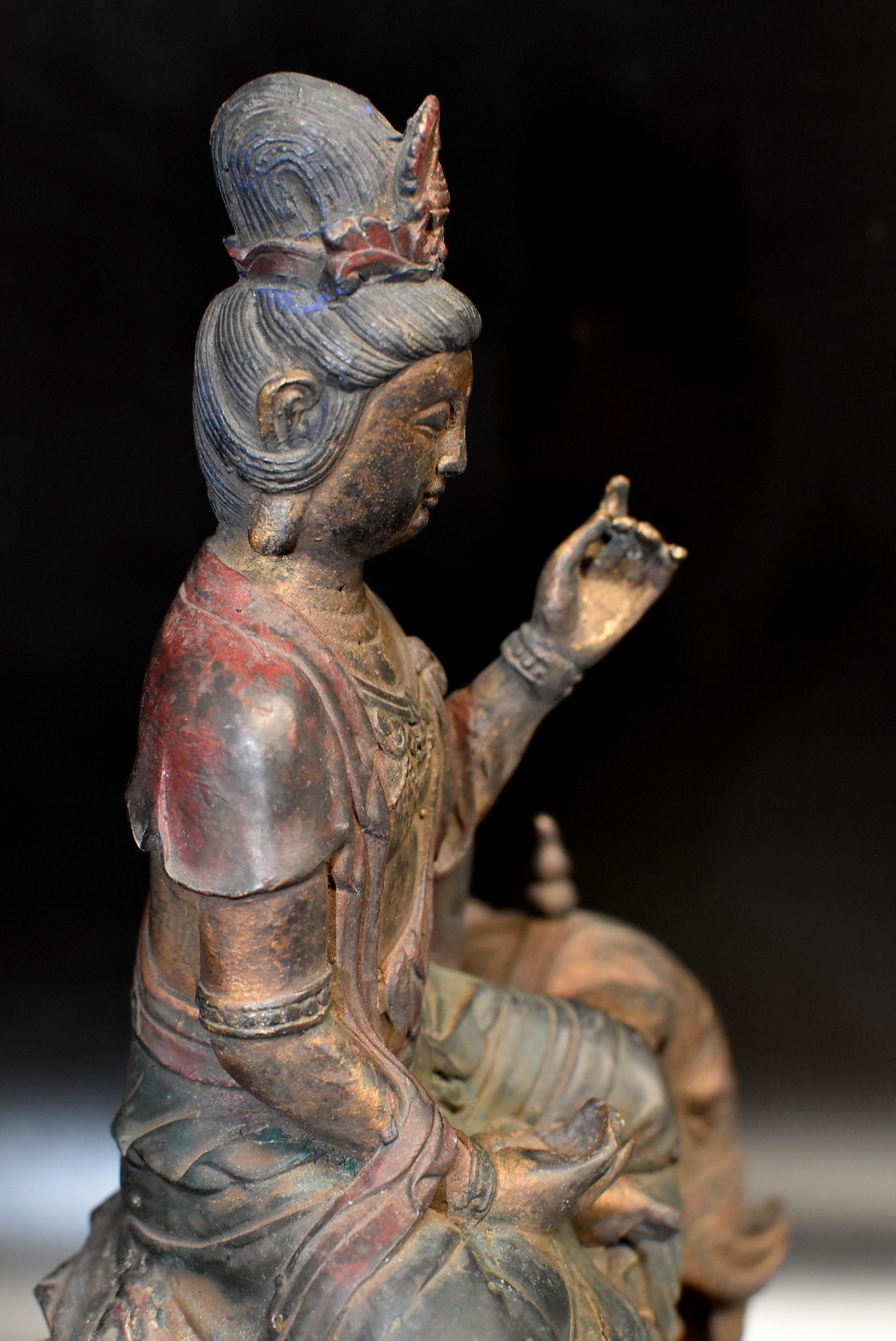 Paire de statues de Bouddha Avalokiteshvara en bronze polychrome antique en vente 6