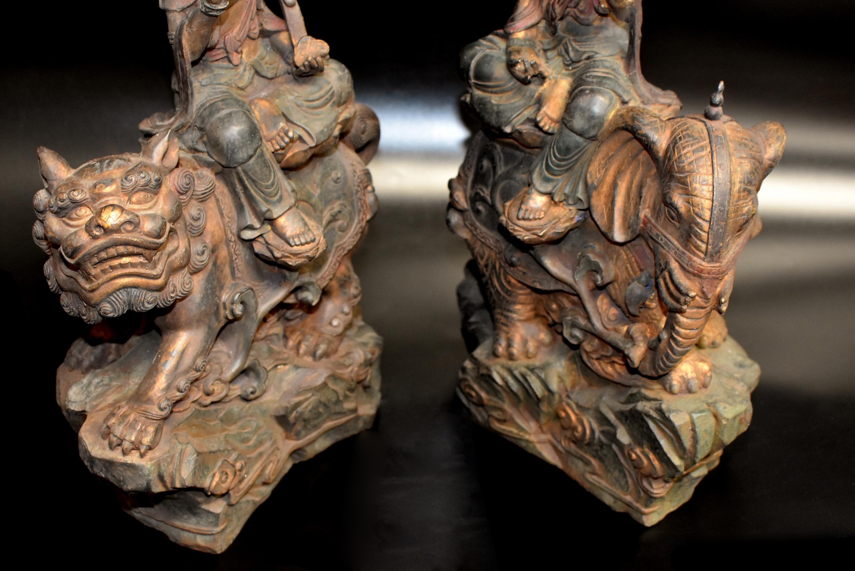 Paire de statues de Bouddha Avalokiteshvara en bronze polychrome antique en vente 11