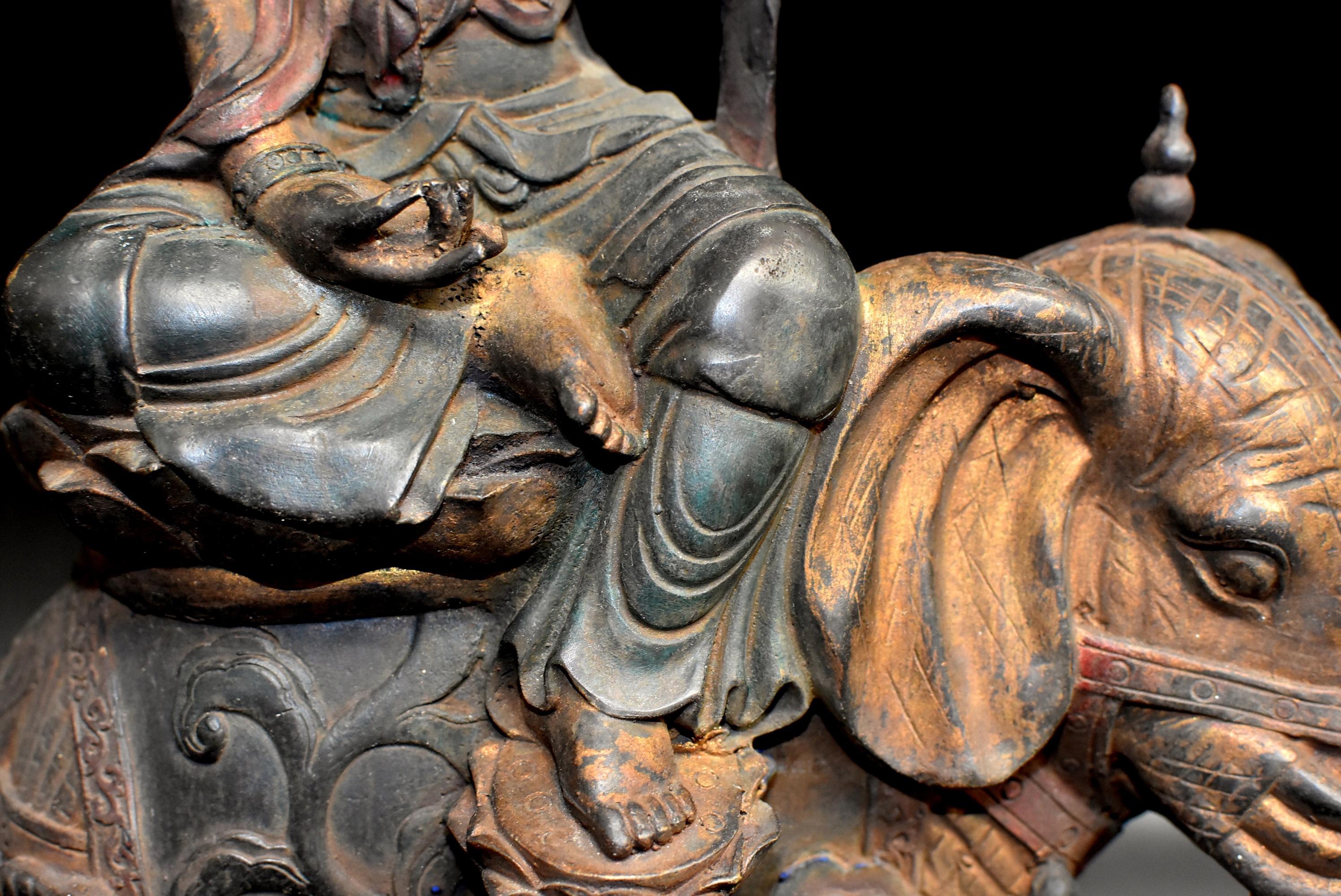 Paire de statues de Bouddha Avalokiteshvara en bronze polychrome antique en vente 12