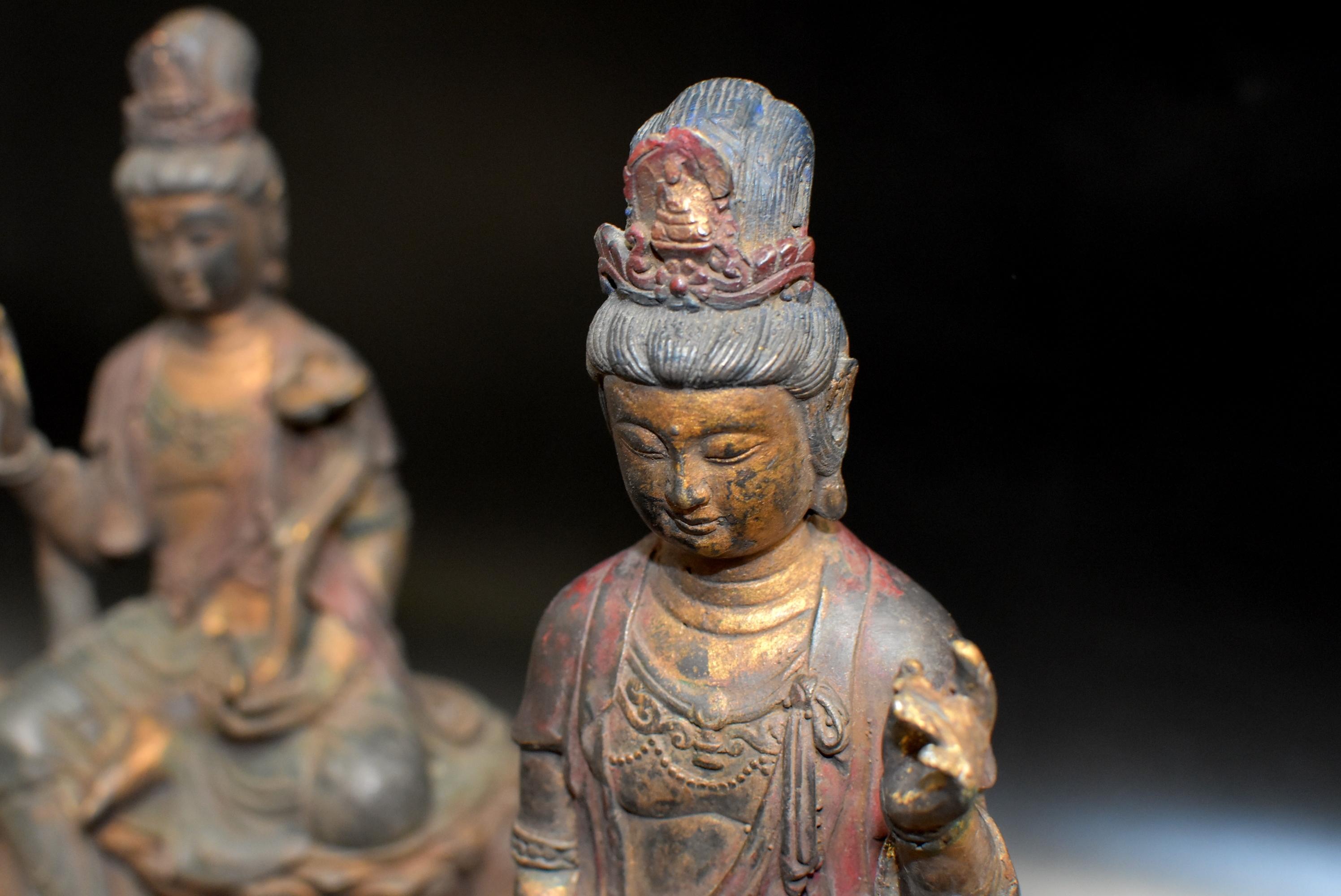 Paire de statues de Bouddha Avalokiteshvara en bronze polychrome antique en vente 8