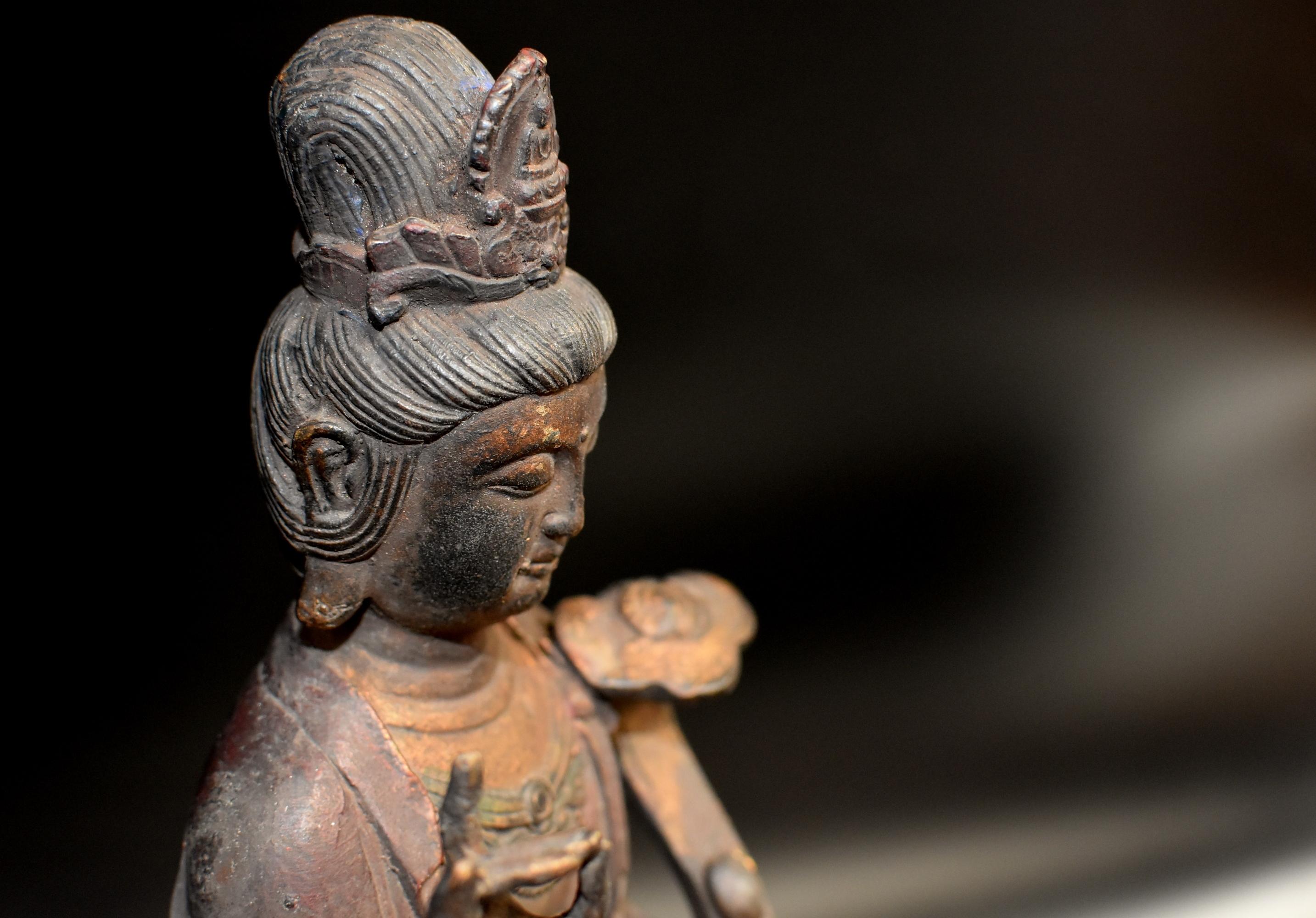 Paire de statues de Bouddha Avalokiteshvara en bronze polychrome antique en vente 10