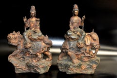 Paar Guan Yin Avalokiteshvara-Buddha-Statuen aus polychromer Bronze