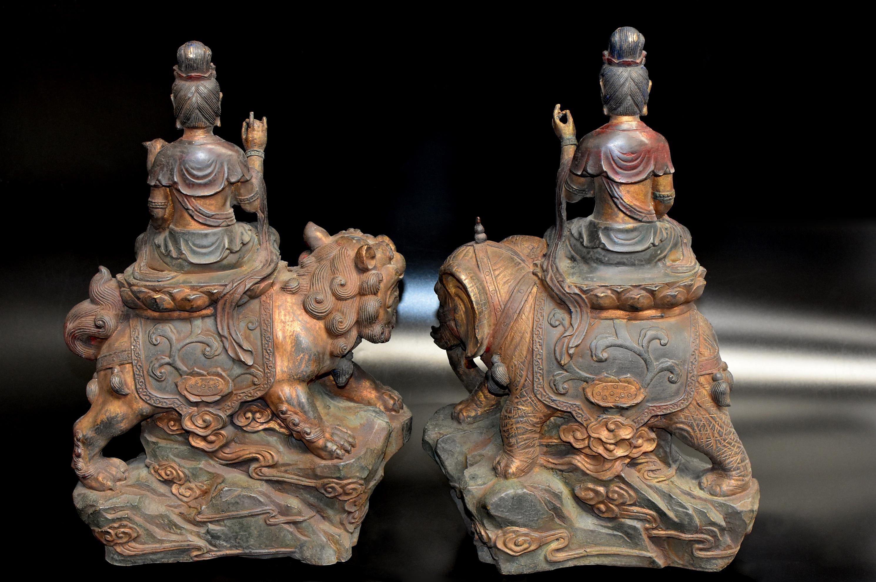 Paire de statues de Bouddha Avalokiteshvara en bronze polychrome antique en vente 14