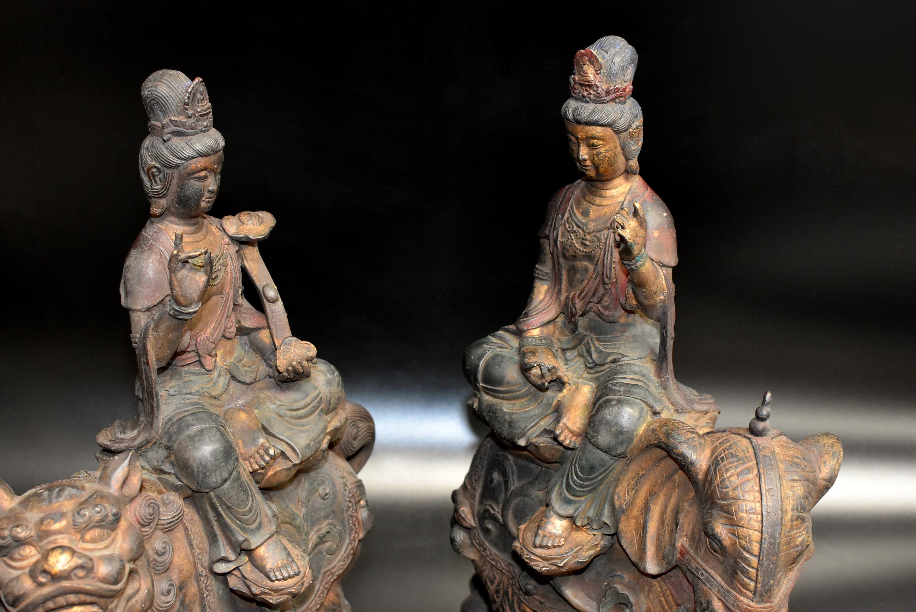 Paire de statues de Bouddha Avalokiteshvara en bronze polychrome antique en vente 9