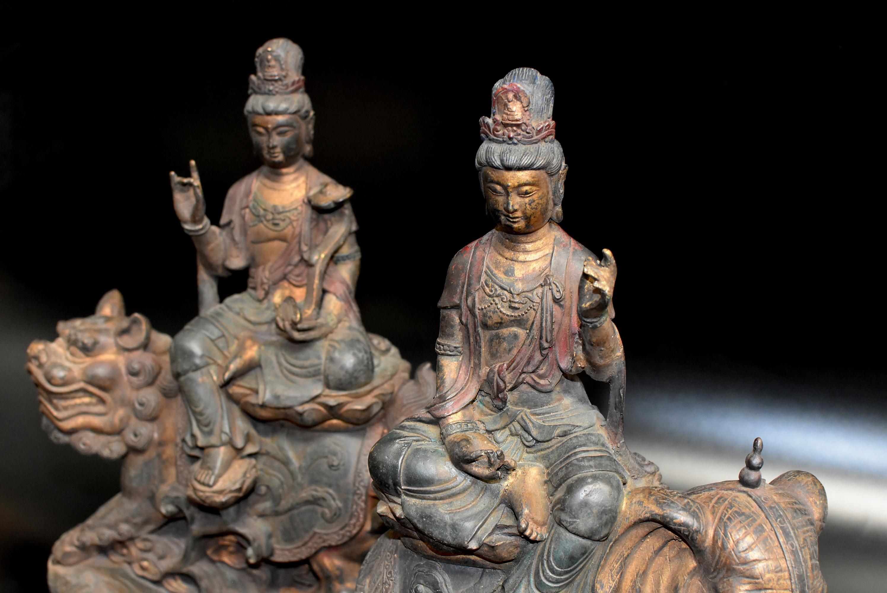 Asiatique Paire de statues de Bouddha Avalokiteshvara en bronze polychrome antique en vente