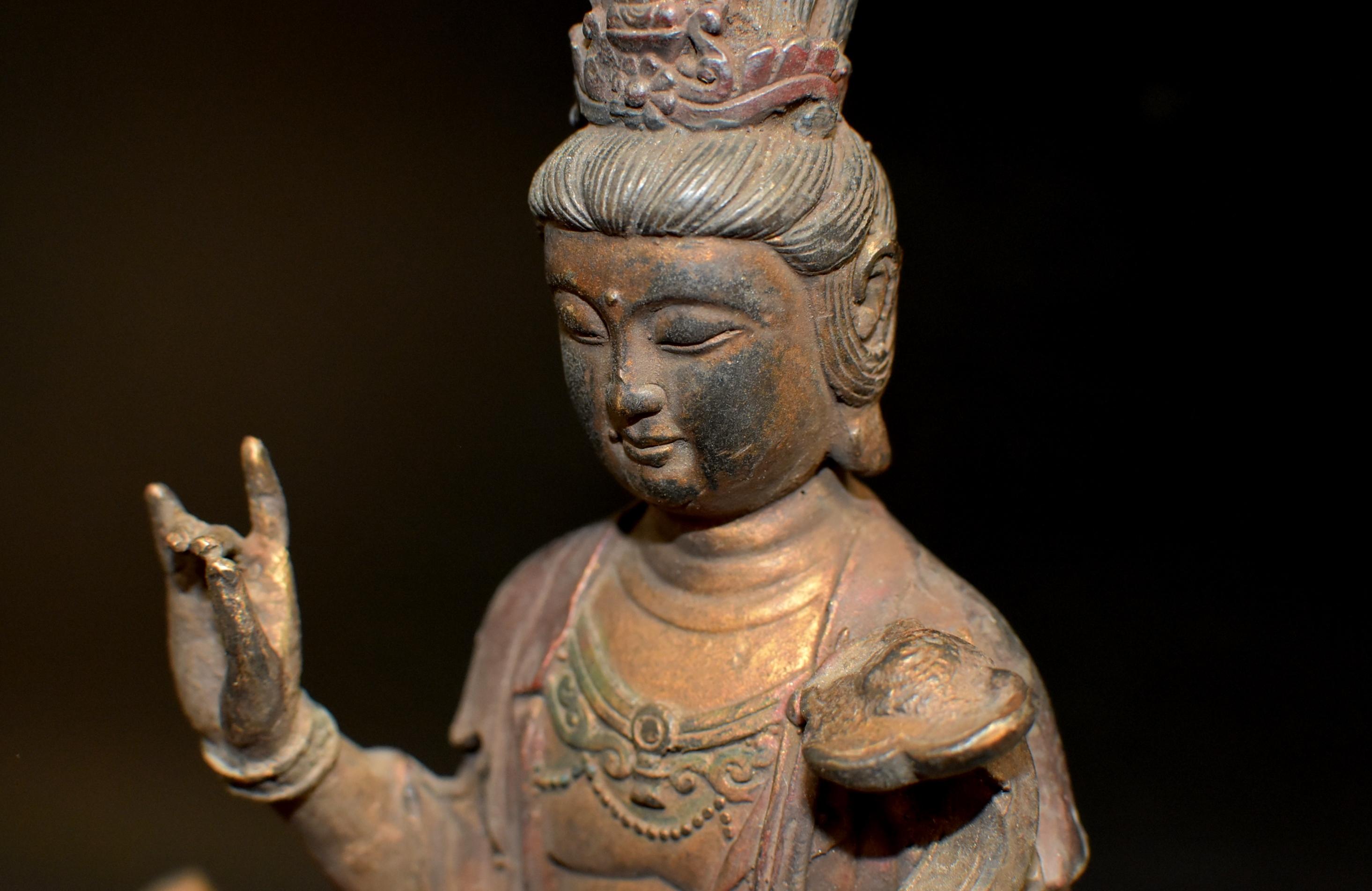 20ième siècle Paire de statues de Bouddha Avalokiteshvara en bronze polychrome antique en vente