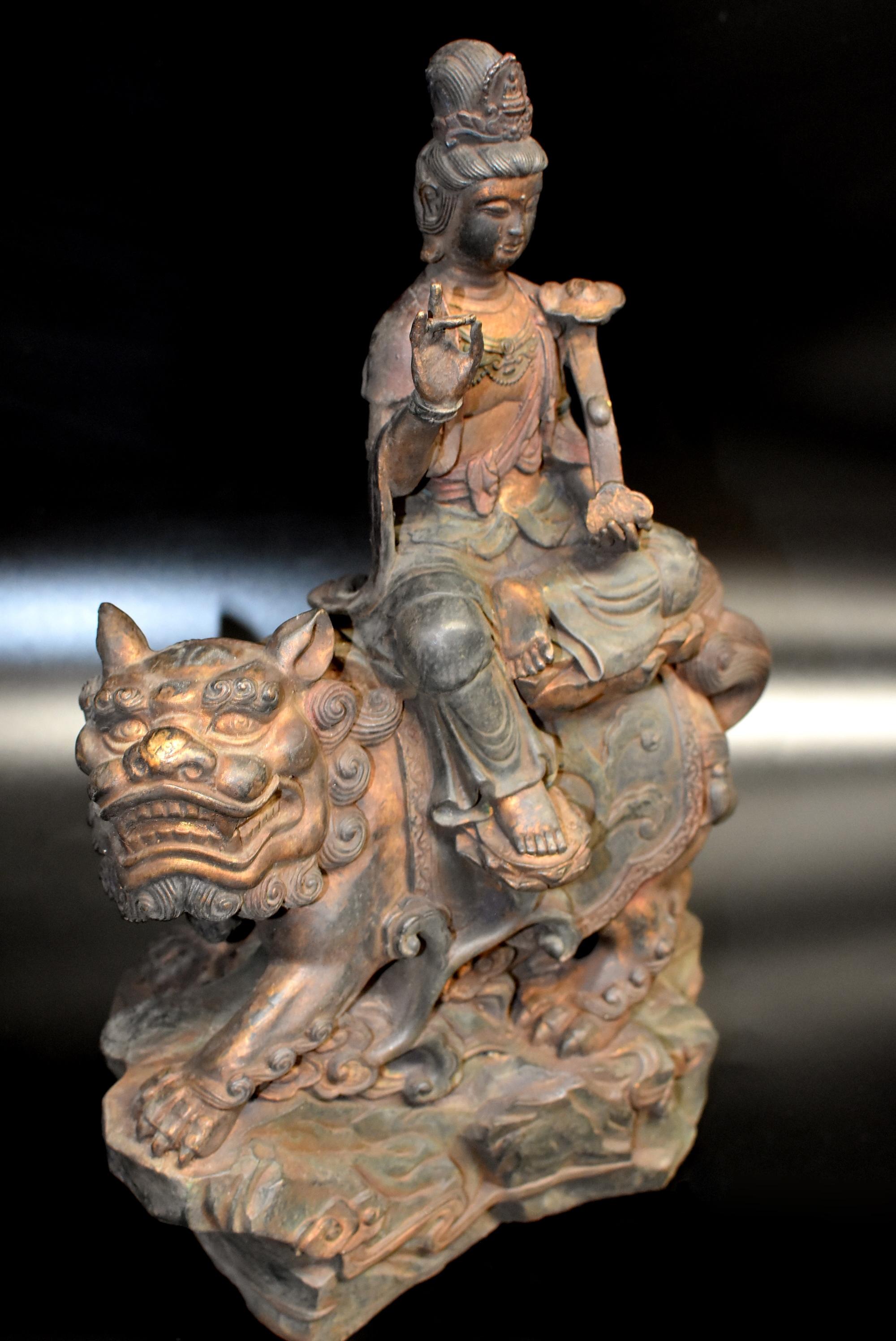Paire de statues de Bouddha Avalokiteshvara en bronze polychrome antique en vente 1