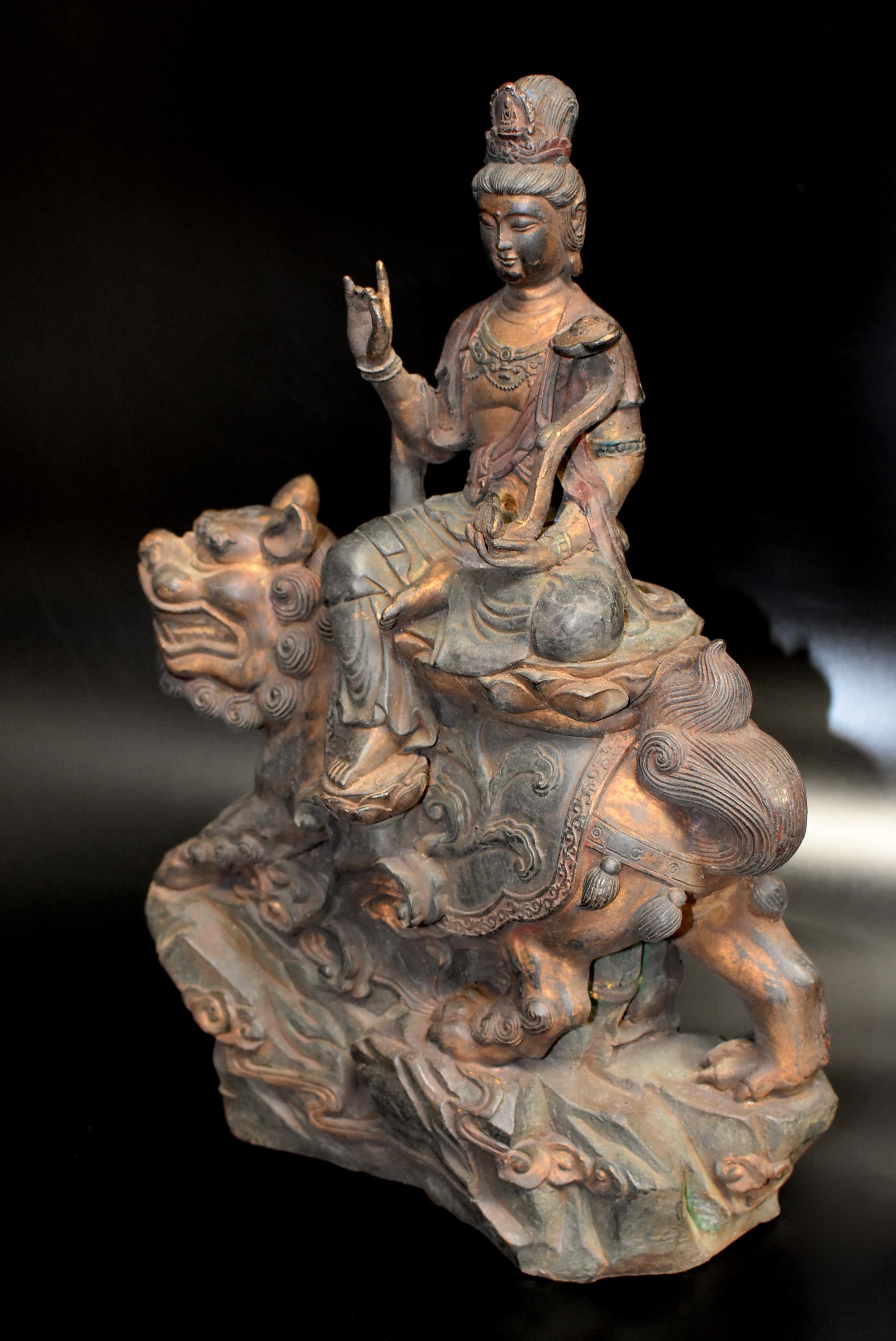 Bronze Paire de statues de Bouddha Avalokiteshvara en bronze polychrome antique en vente