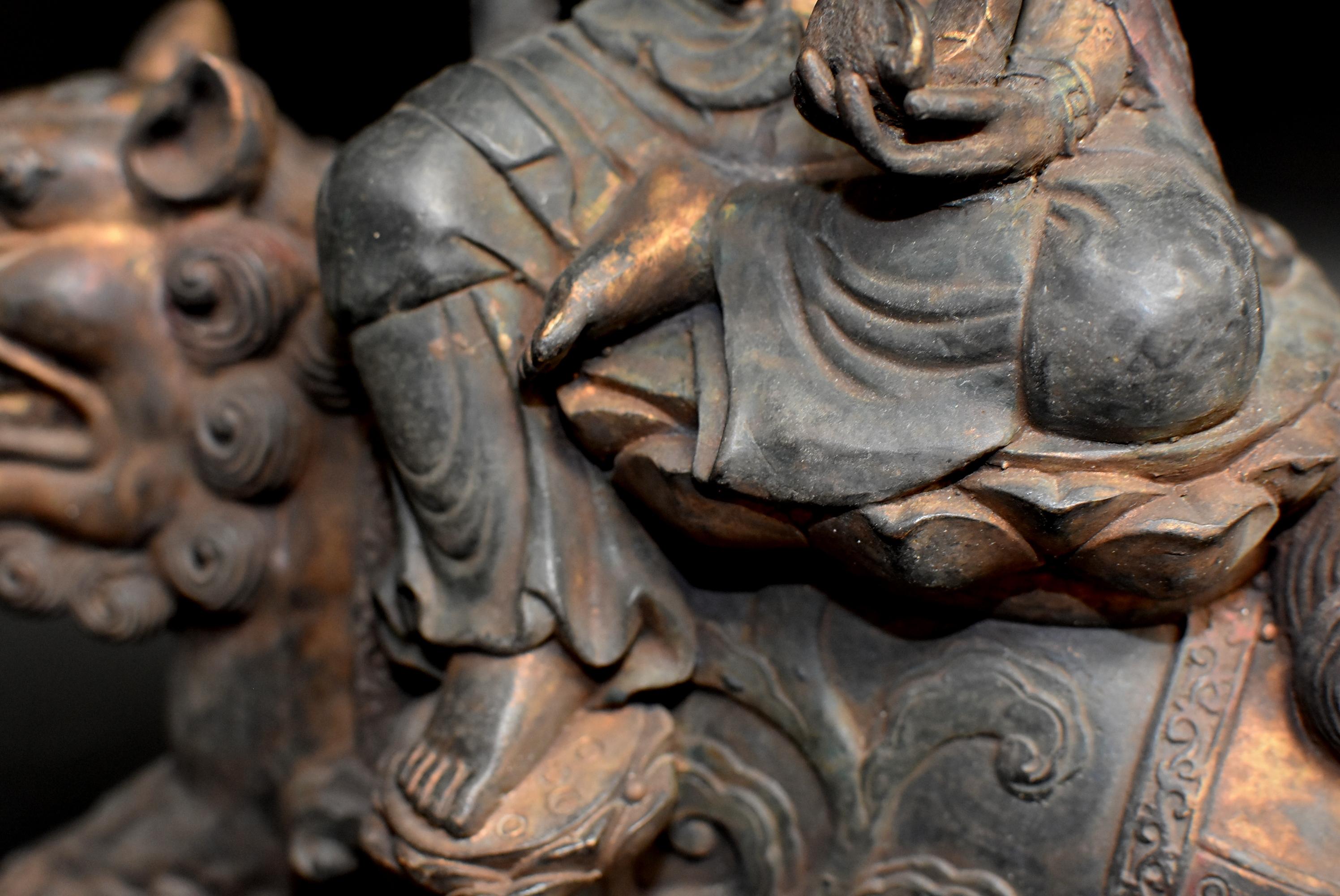 Paire de statues de Bouddha Avalokiteshvara en bronze polychrome antique en vente 3