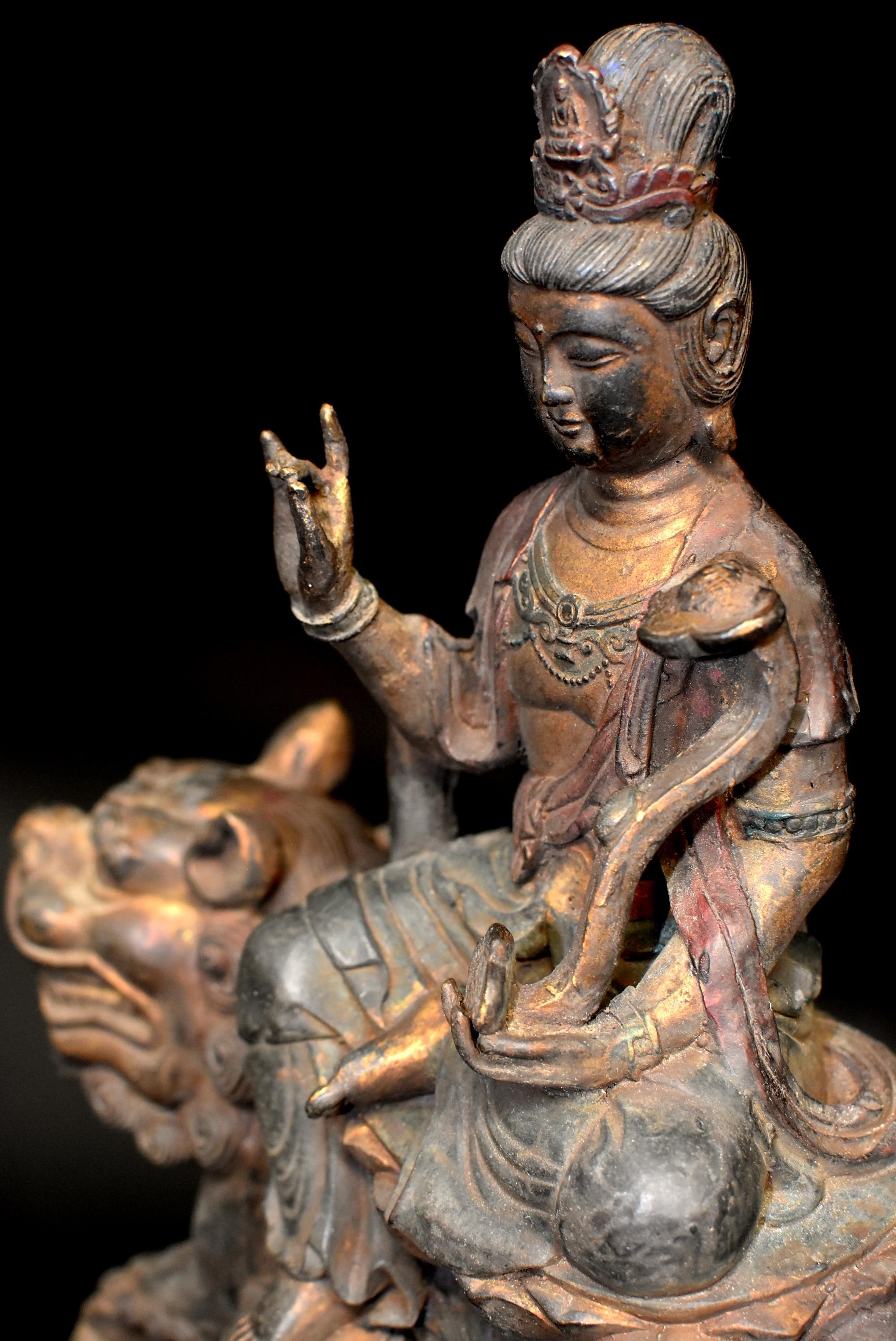 Paire de statues de Bouddha Avalokiteshvara en bronze polychrome antique en vente 4